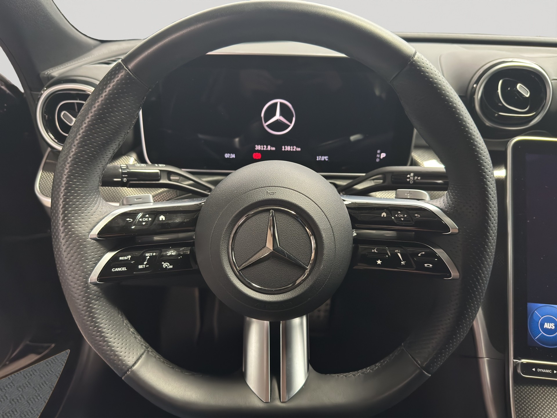 MERCEDES-BENZ C 300 d AMG Line-image-8