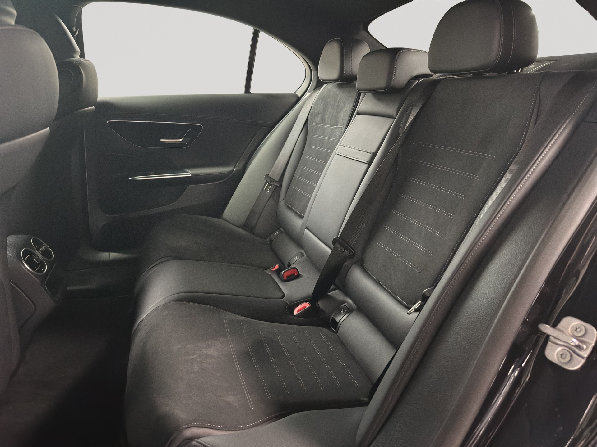 MERCEDES-BENZ C 300 d AMG Line-image-7