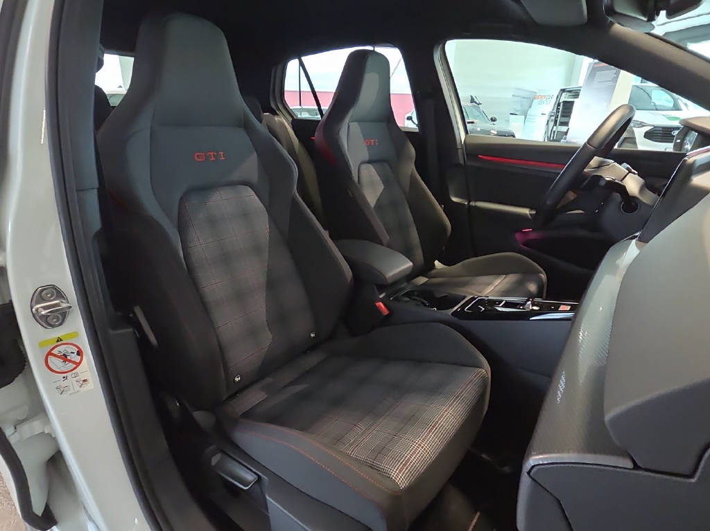 VW Golf VIII 2.0 TSI GTI DSG-image-2