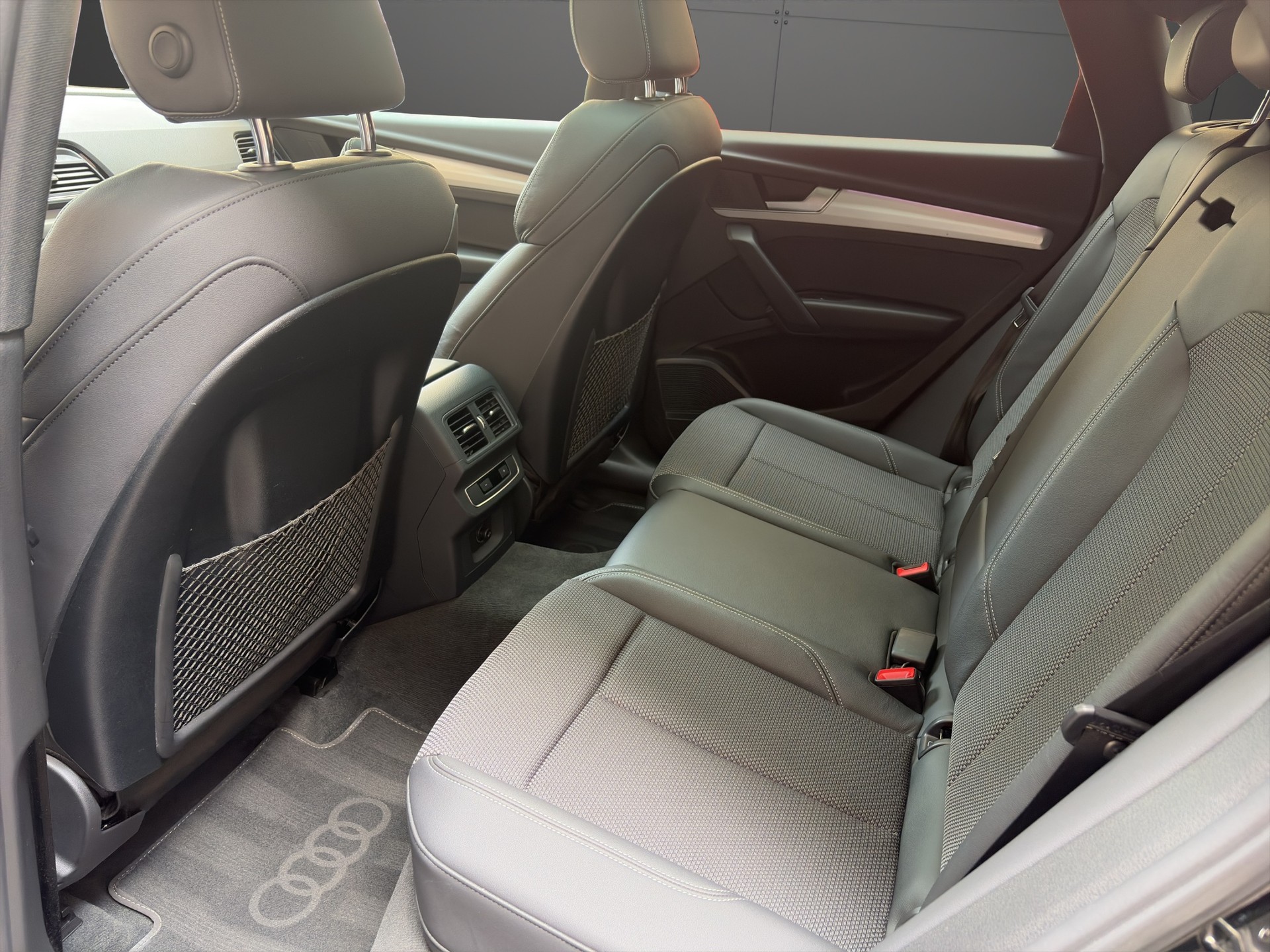 AUDI Q5 Sportback 40 TDI Blackedition quattro S-tronic-image-12