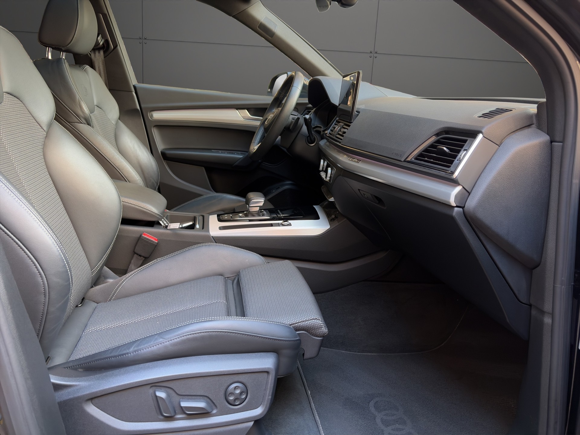 AUDI Q5 Sportback 40 TDI Blackedition quattro S-tronic-image-13