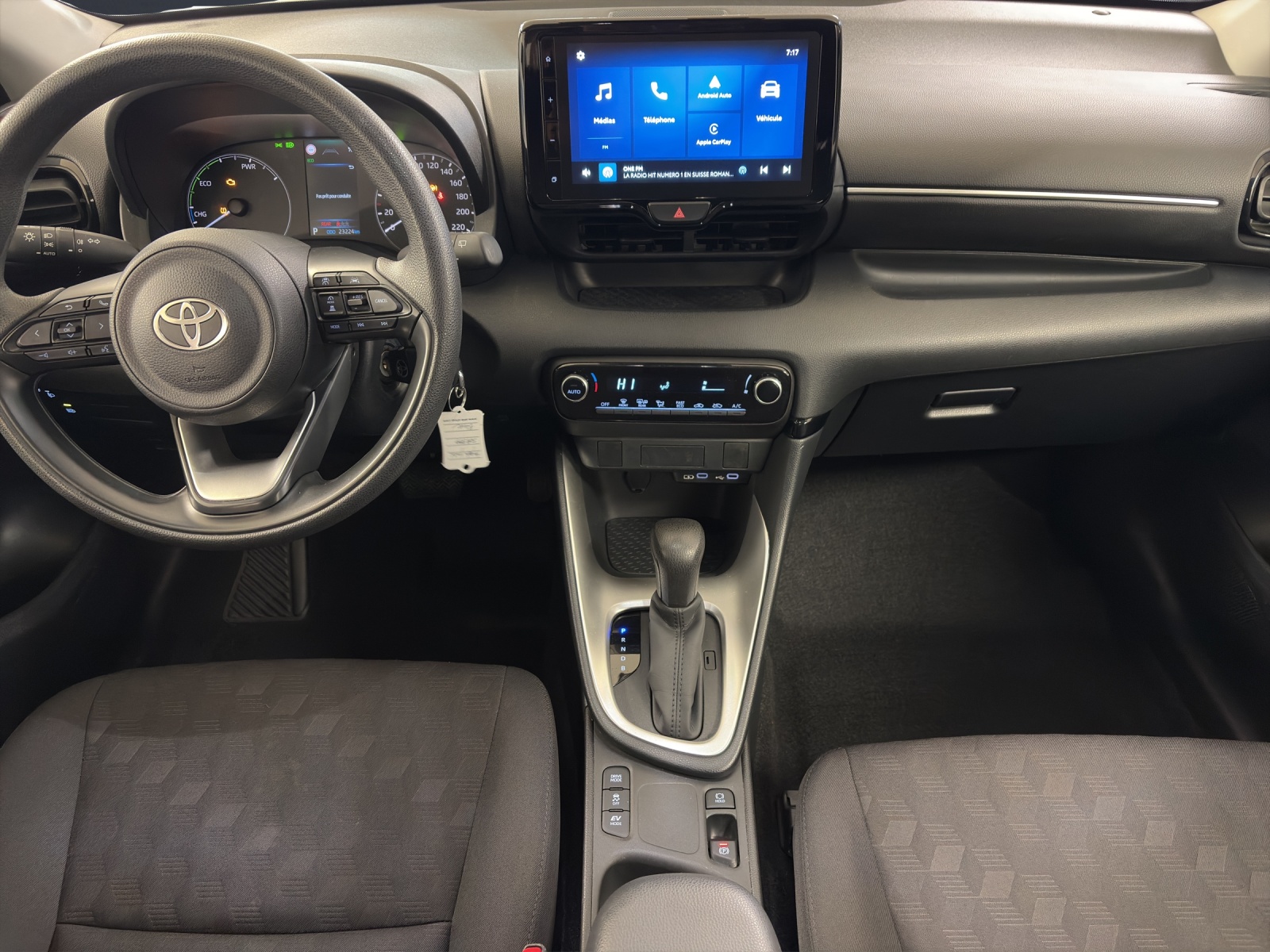 TOYOTA Yaris 1.5 Comfort e-CVT-image-11