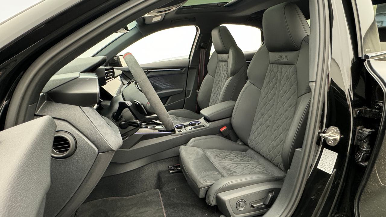 AUDI RS3 Limousine 2.5 TSI quattro S-tronic-image-4
