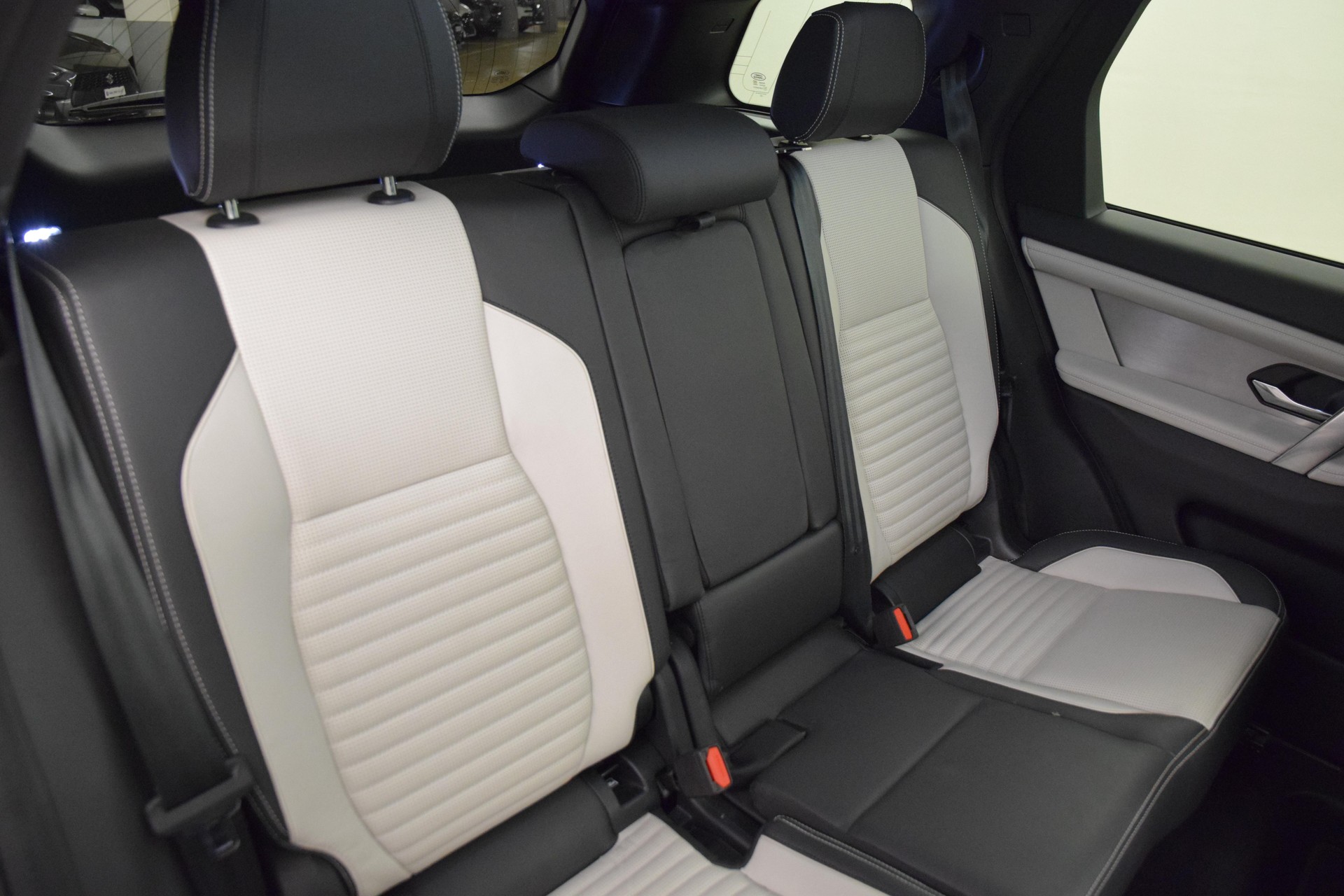 LAND ROVER Discovery Sport 1.5 T 300e Dynamic HSE-image-21
