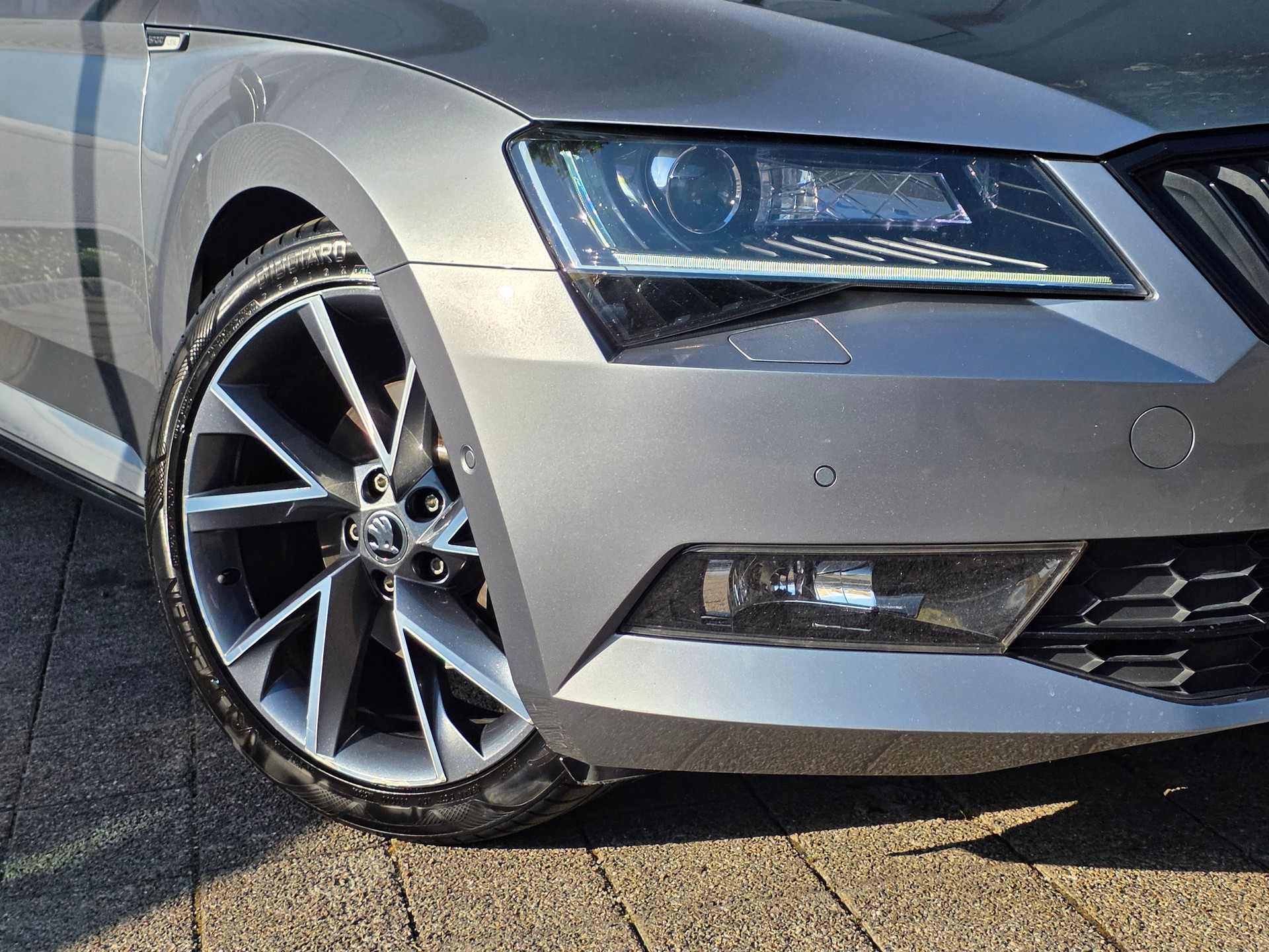 SKODA Superb 2.0 TDi SportLine+ 4x4 DSG ** VOLLAUSSTATTUNG -EL.AHK -APPLE CARPLAY -CANTON SOUND -ASSISTENZ PAKET -KEYLESS -PARK ASSIS.-image-5