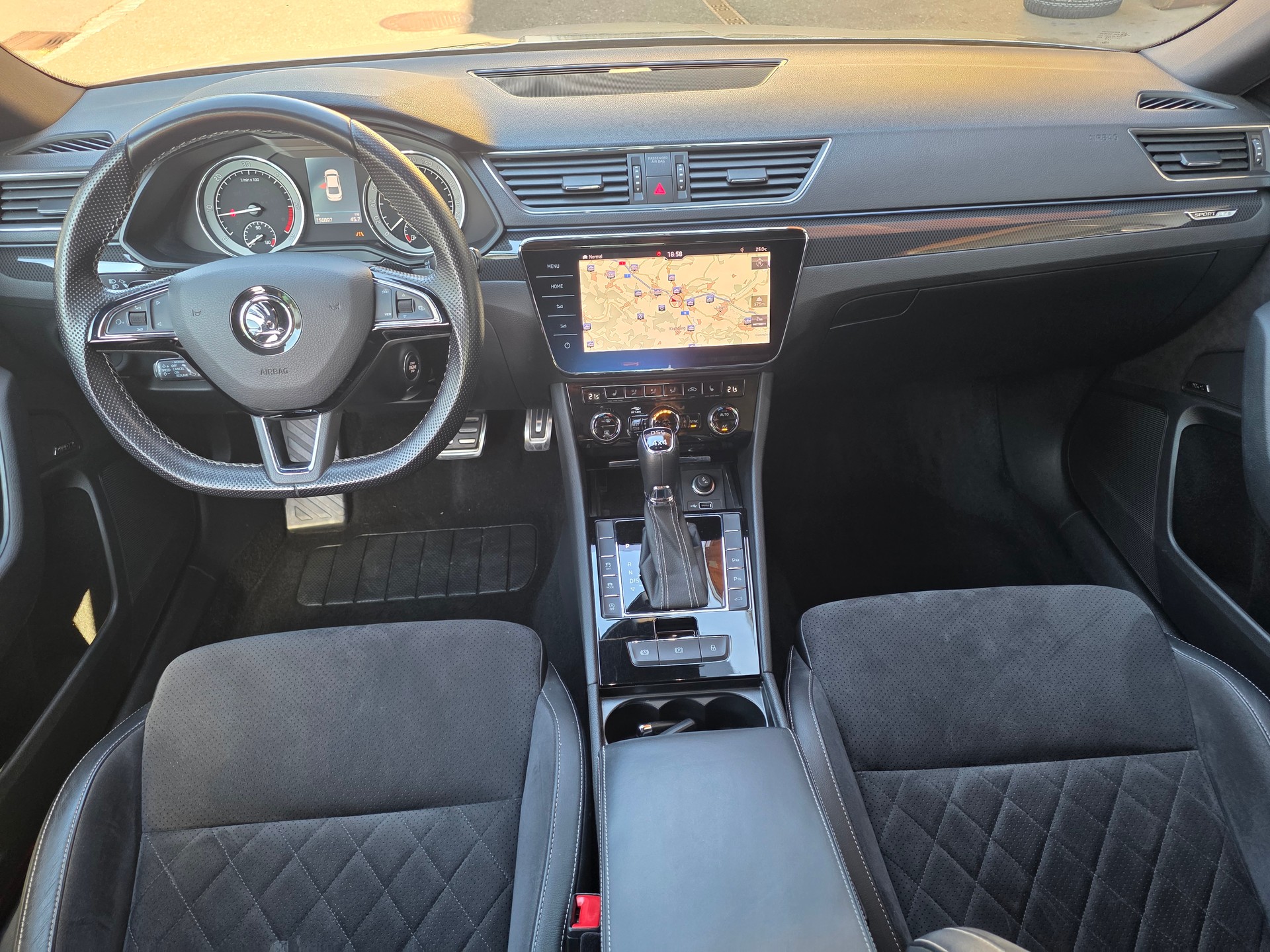 SKODA Superb 2.0 TDi SportLine+ 4x4 DSG ** VOLLAUSSTATTUNG -EL.AHK -APPLE CARPLAY -CANTON SOUND -ASSISTENZ PAKET -KEYLESS -PARK ASSIS.-image-9