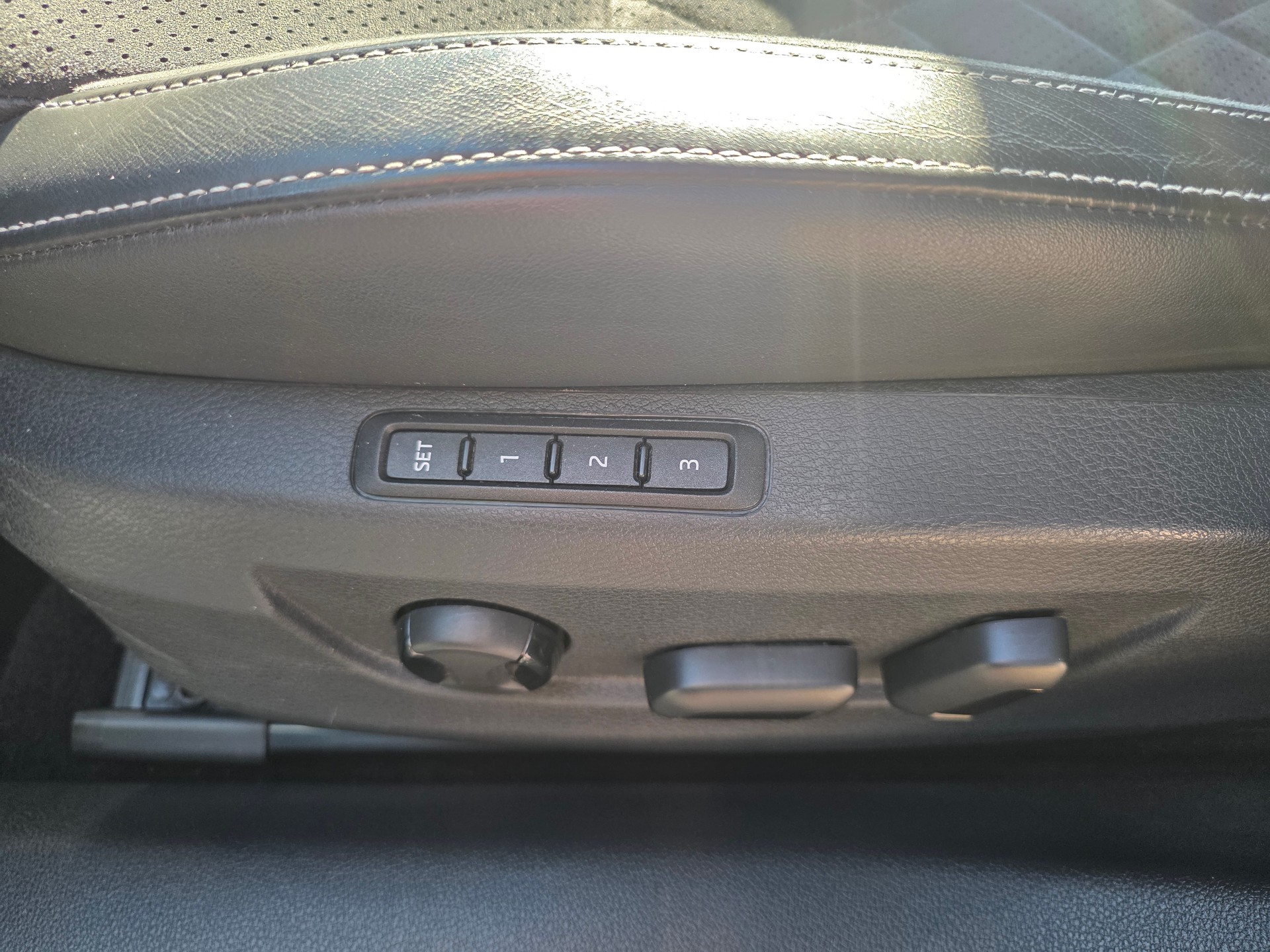 SKODA Superb 2.0 TDi SportLine+ 4x4 DSG ** VOLLAUSSTATTUNG -EL.AHK -APPLE CARPLAY -CANTON SOUND -ASSISTENZ PAKET -KEYLESS -PARK ASSIS.-image-12