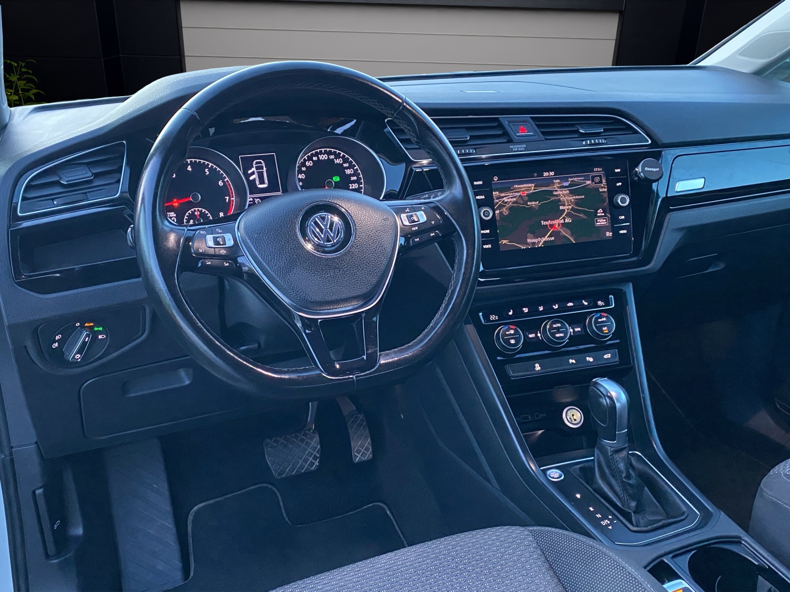 VW Touran 1.5 Benzin TSI 150-PS DSG-Automat 7-Plätzer Frisch MFK & ab Service Schweizer Fahrzeug aus erster Schweizer Hand-image-7