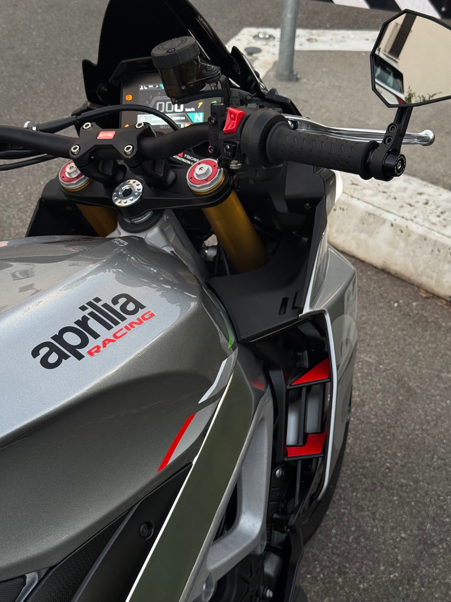 APRILIA Tuono V4 1100-image-2