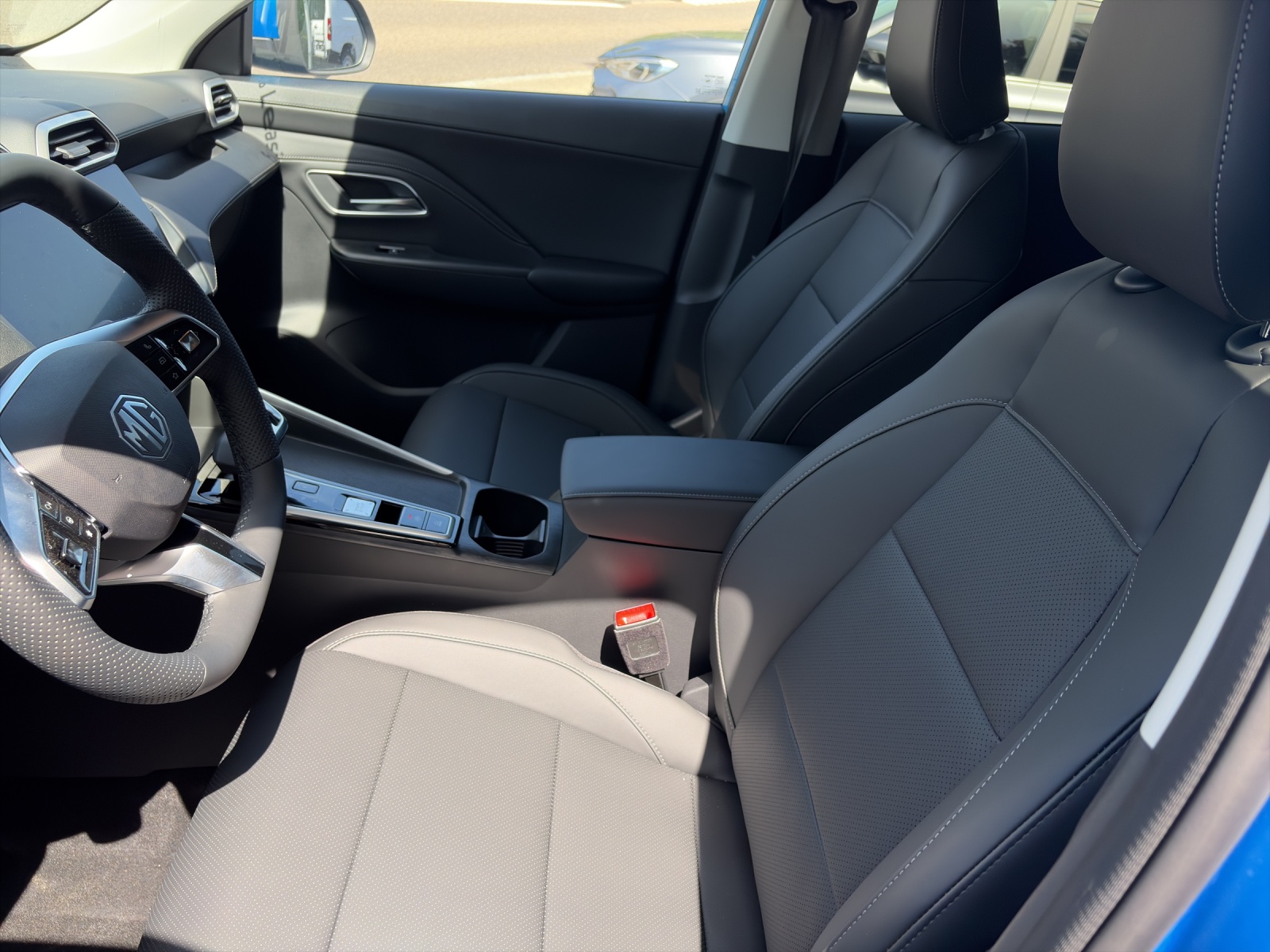 MG ZS 1.5 Hybrid+ Luxury-showroom-element-3
