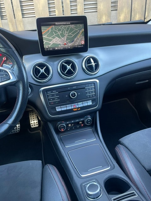 MERCEDES-BENZ CLA 200d AMG Line 7G-DCT-image-23