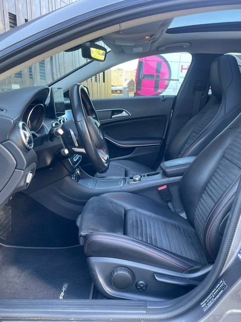 MERCEDES-BENZ CLA 200d AMG Line 7G-DCT-image-18