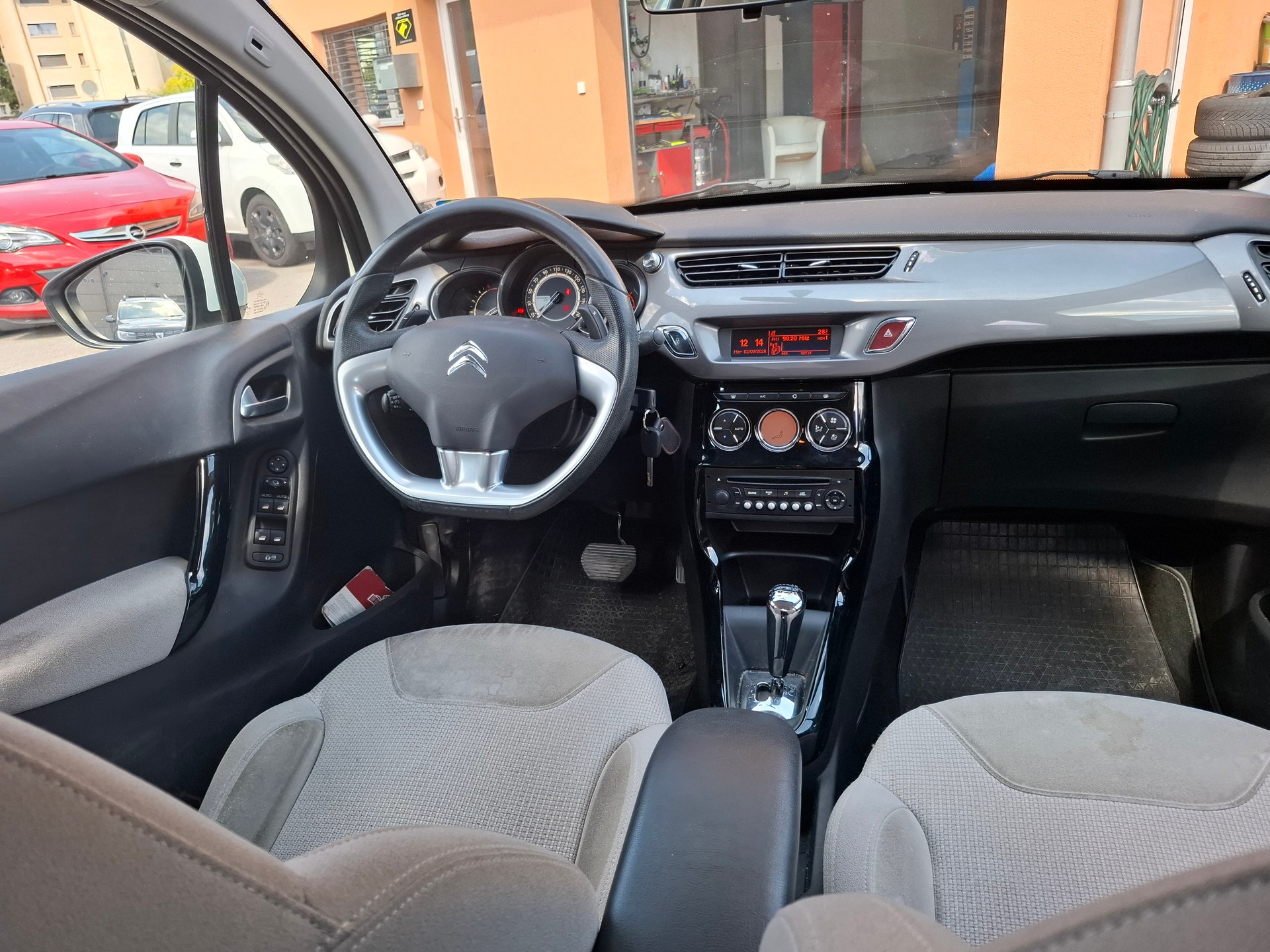 CITROEN C3 1.6 16V e-HDi Exclusive EGS6-image-9