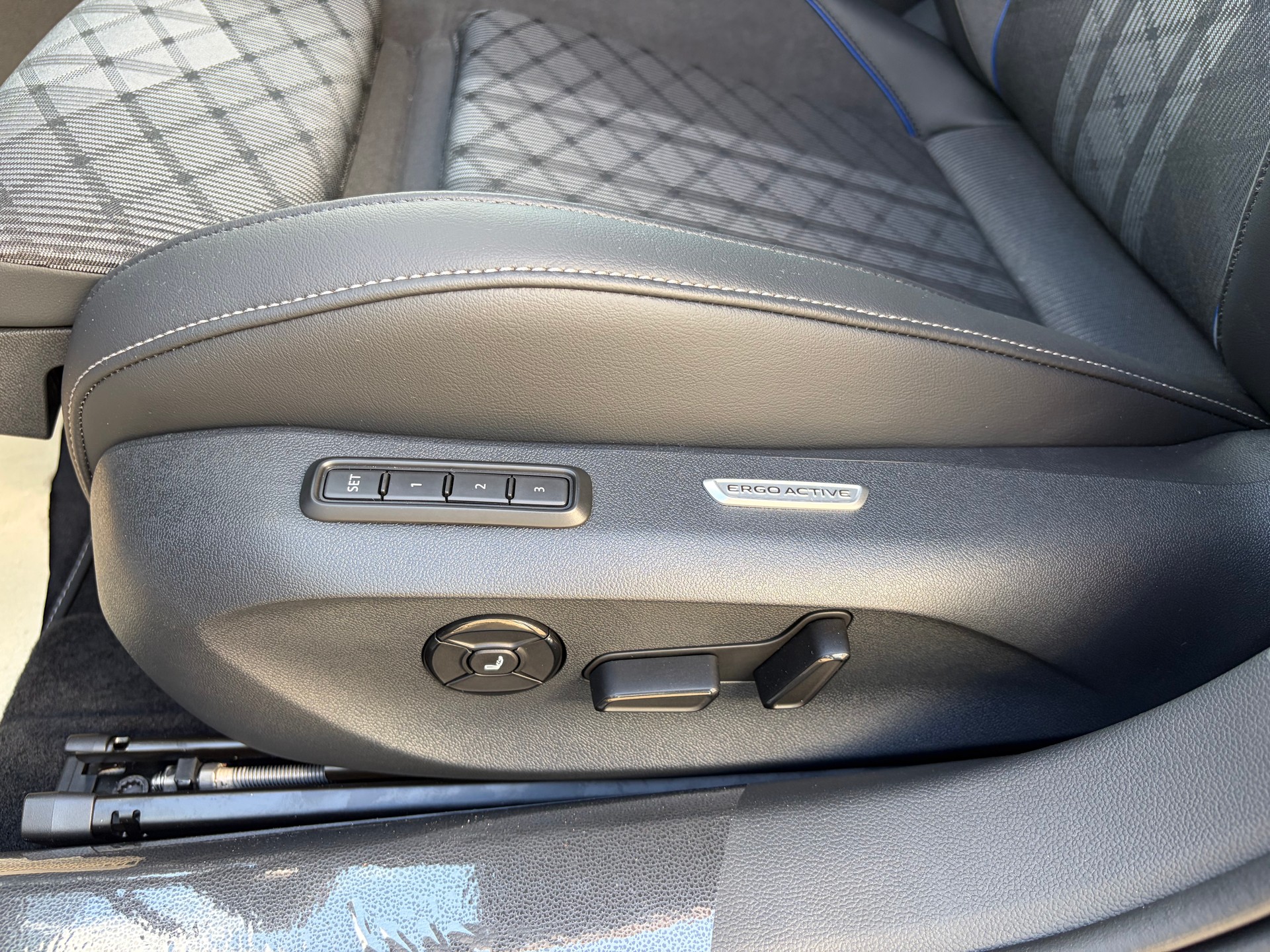 VW Passat Variant 2.0 TSI R-Line 4 Motion DSG-image-17