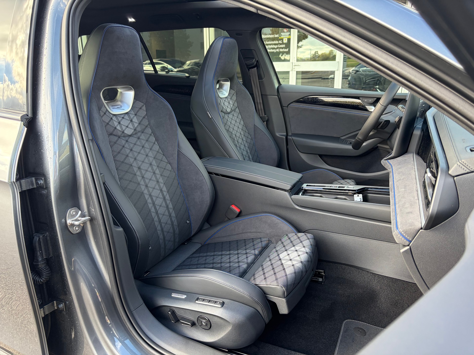 VW Passat Variant 2.0 TSI R-Line 4 Motion DSG-image-28