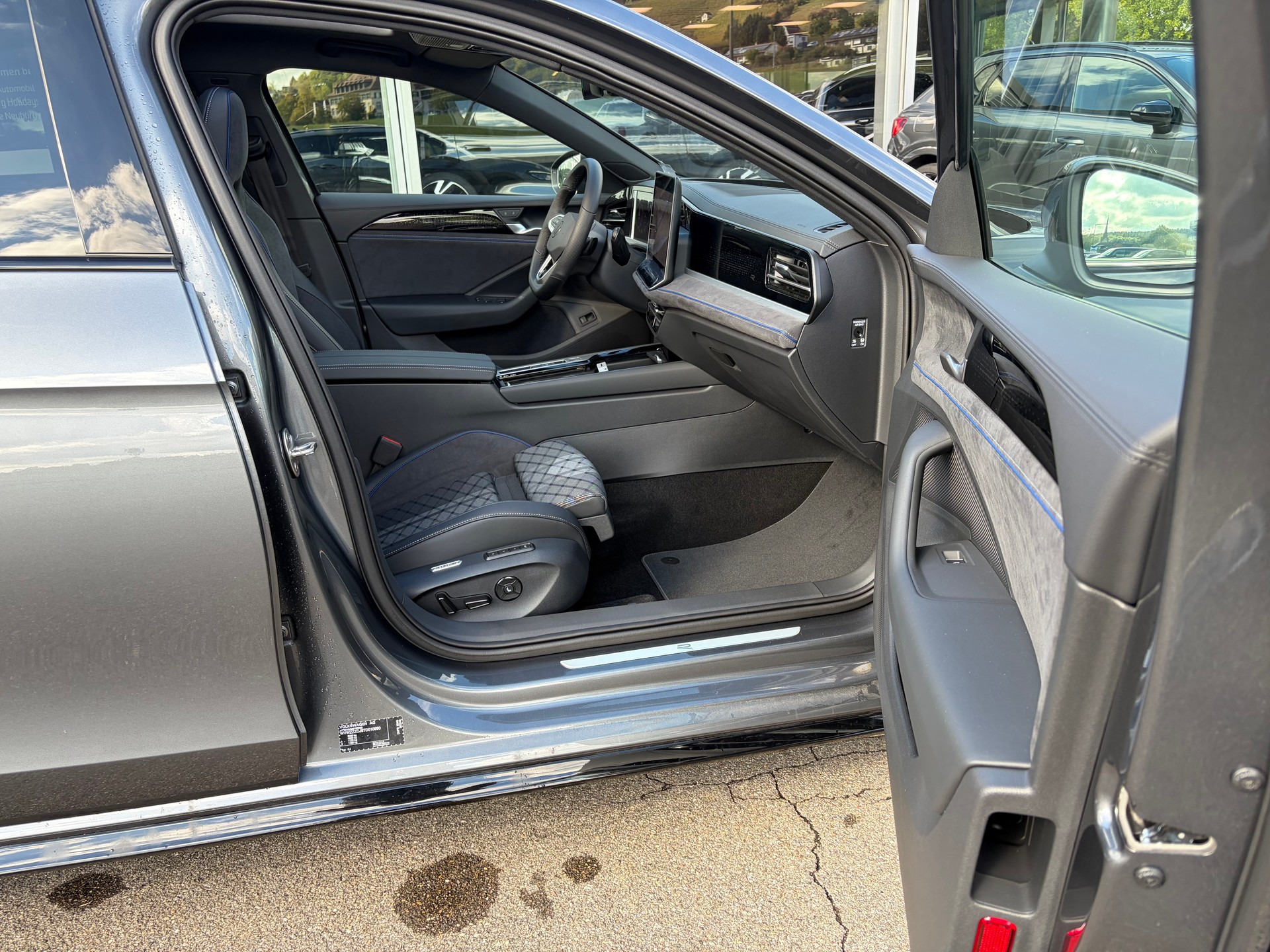 VW Passat Variant 2.0 TSI R-Line 4 Motion DSG-image-27