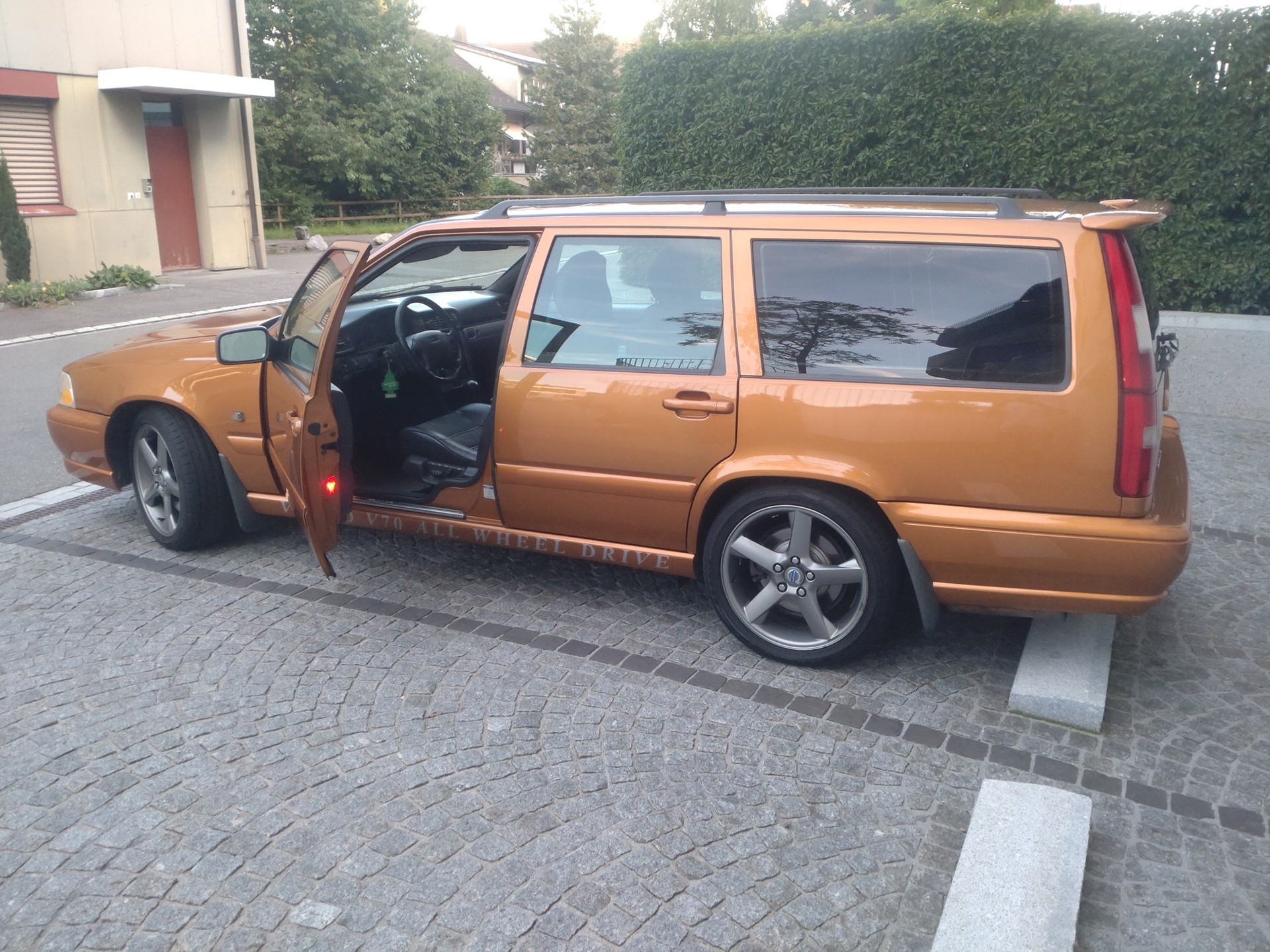 VOLVO V70 R AWD-image-1