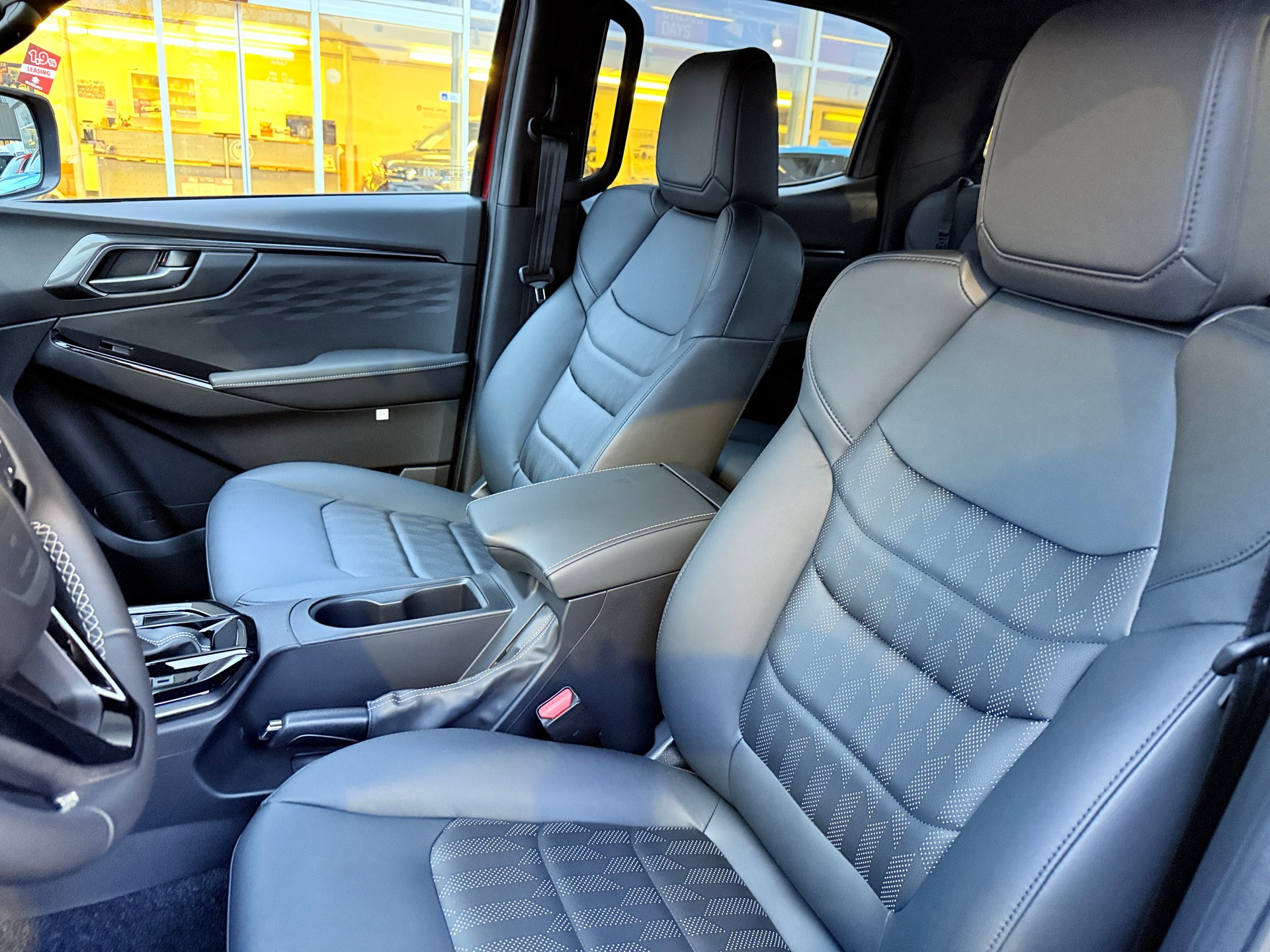 ISUZU D-MAX 1.9 CrewCab N60 Nitro Sport 4x4 Automat 5 JAHRE GARANTIEBei Garage Zöllig Finanzierung OHNE Zins möglich-image-9