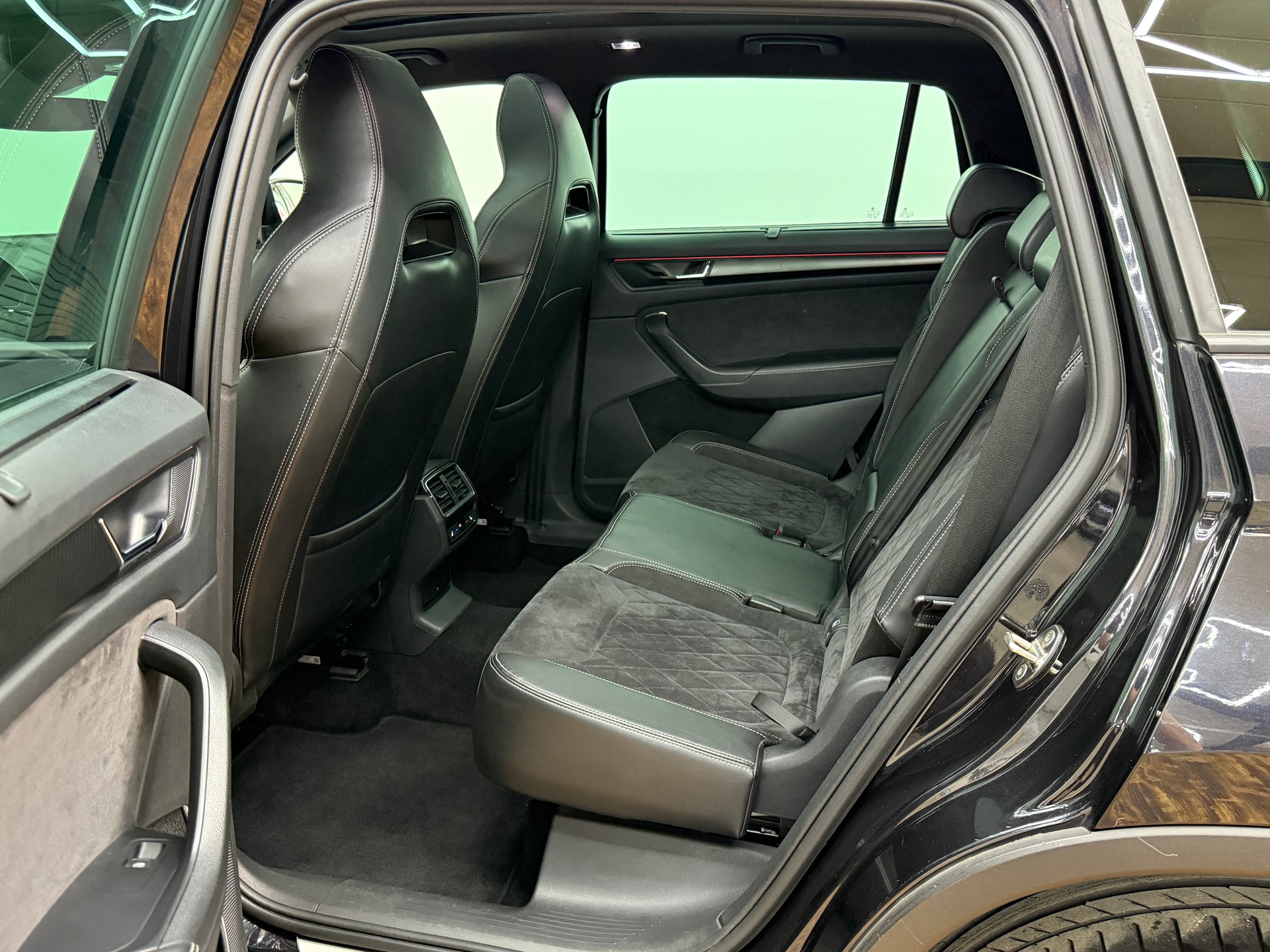 SKODA Kodiaq 2.0 TDI CR Sport Line 4x4 DSG ~AHK~7-PLÄTZER~-image-20