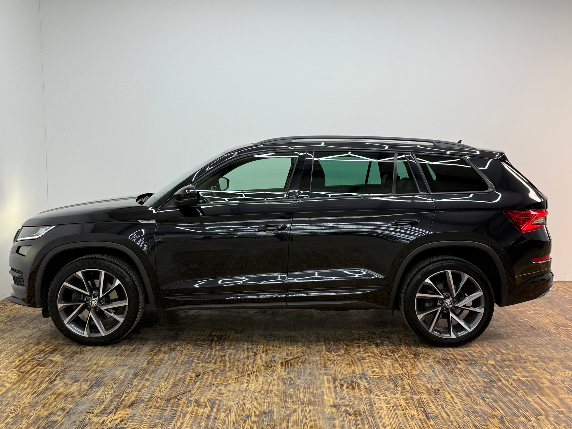 SKODA Kodiaq 2.0 TDI CR Sport Line 4x4 DSG ~AHK~7-PLÄTZER~-image-6