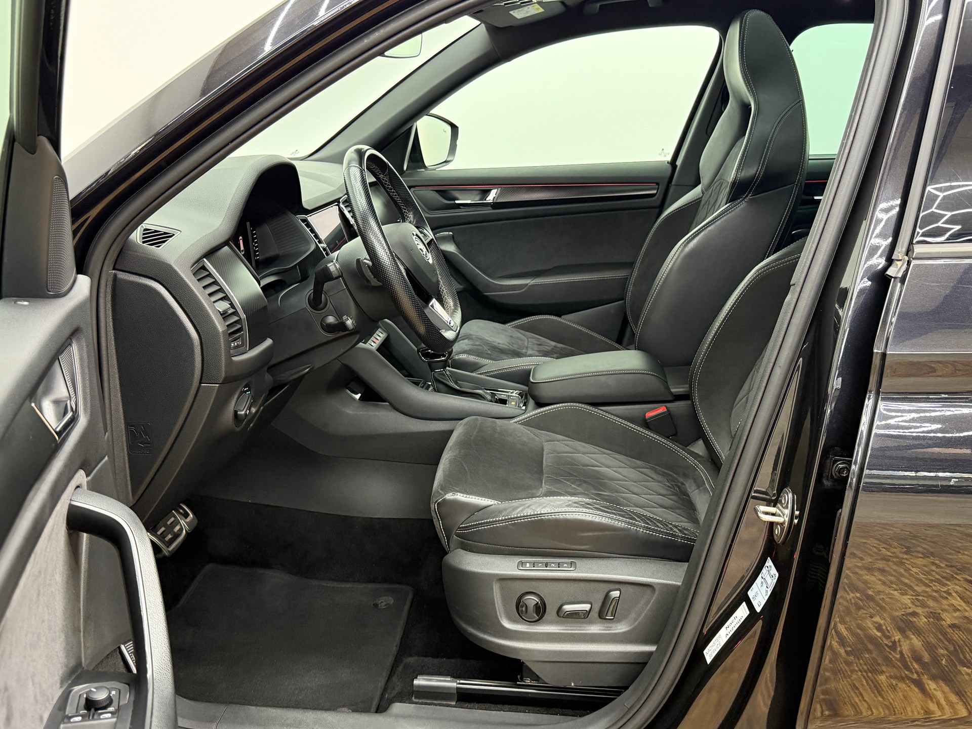 SKODA Kodiaq 2.0 TDI CR Sport Line 4x4 DSG ~AHK~7-PLÄTZER~-image-16