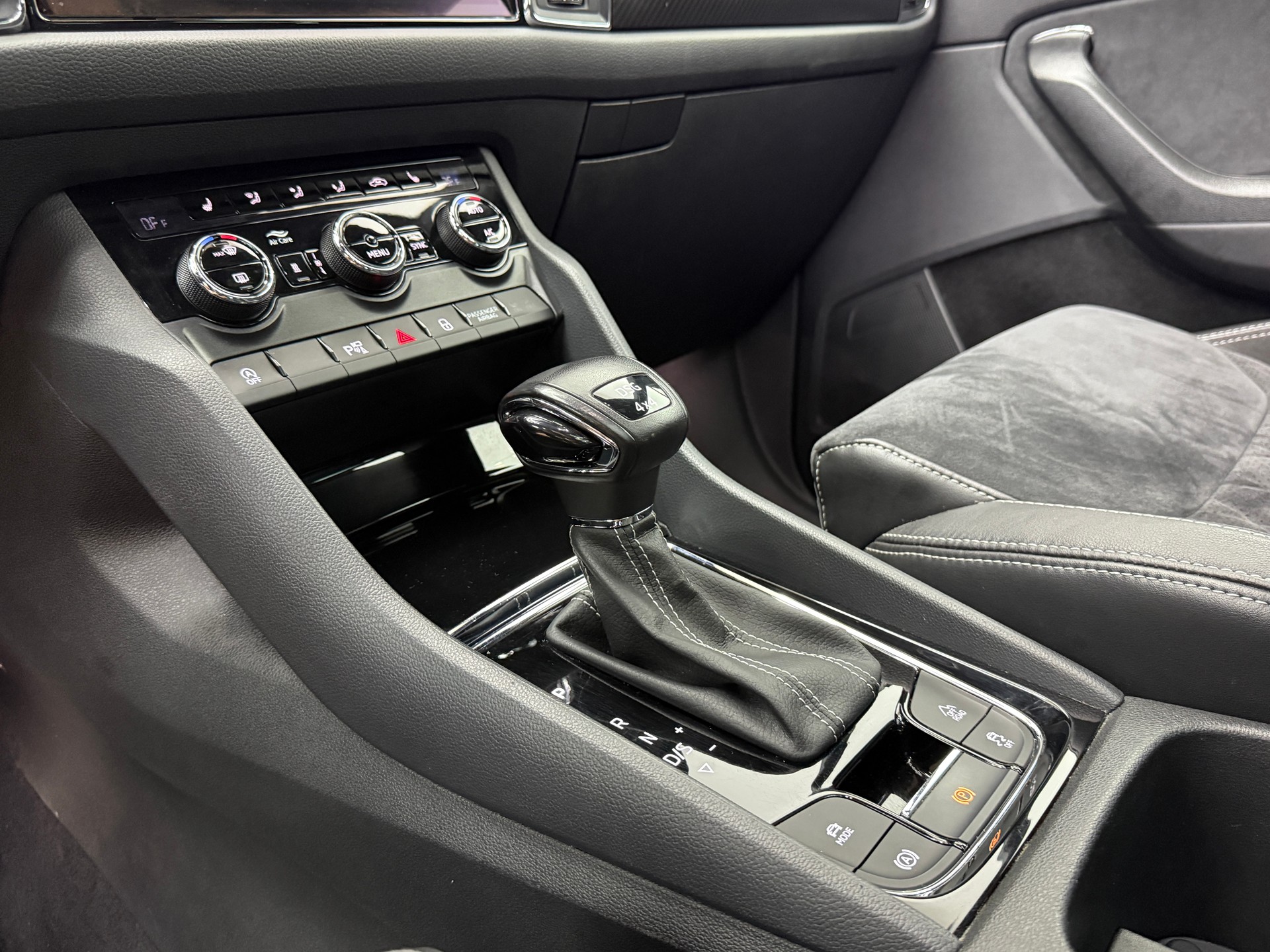 SKODA Kodiaq 2.0 TDI CR Sport Line 4x4 DSG ~AHK~7-PLÄTZER~-image-27