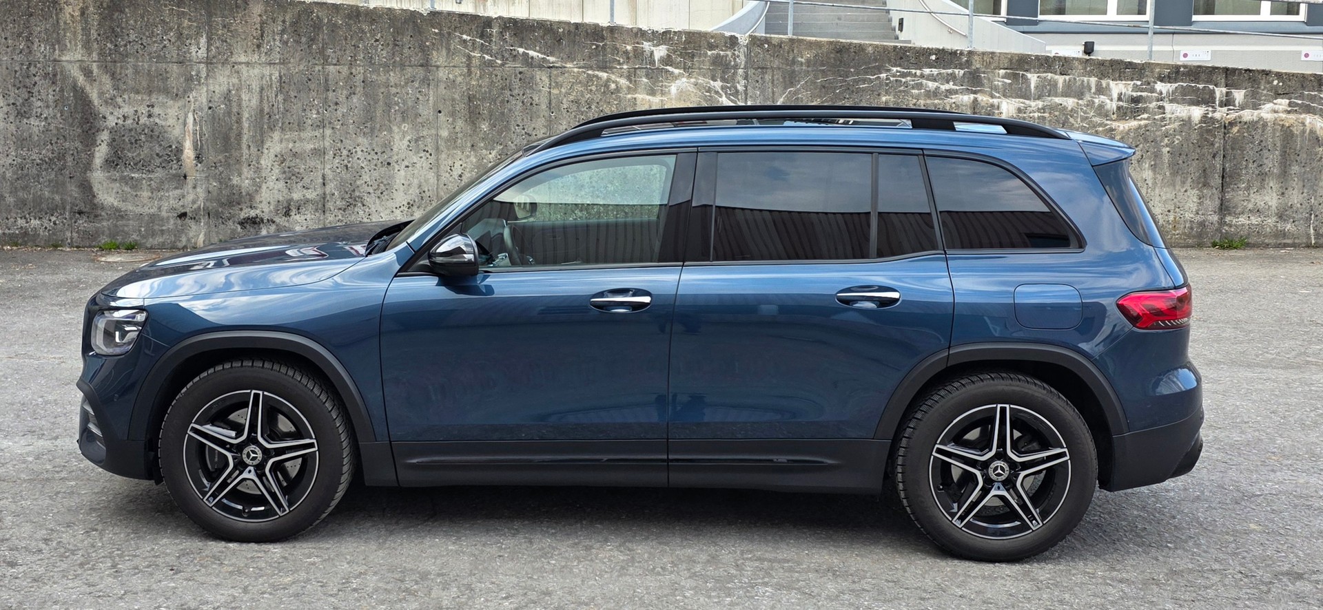 MERCEDES-BENZ GLB 250 4Matic AMG Line 8G-Tronic-image-4