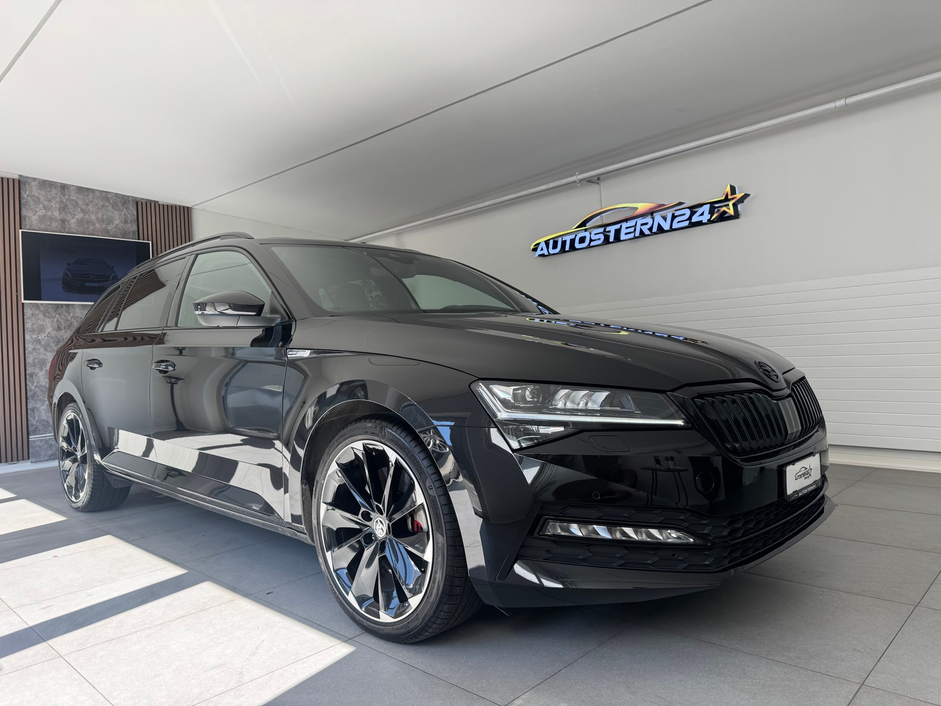 SKODA Superb Combi 2.0 TSI SportLine Plus 4x4 DSG *Panoramadach*CH Fahrzeug*AHK*Standheizung*-showroom-element-1