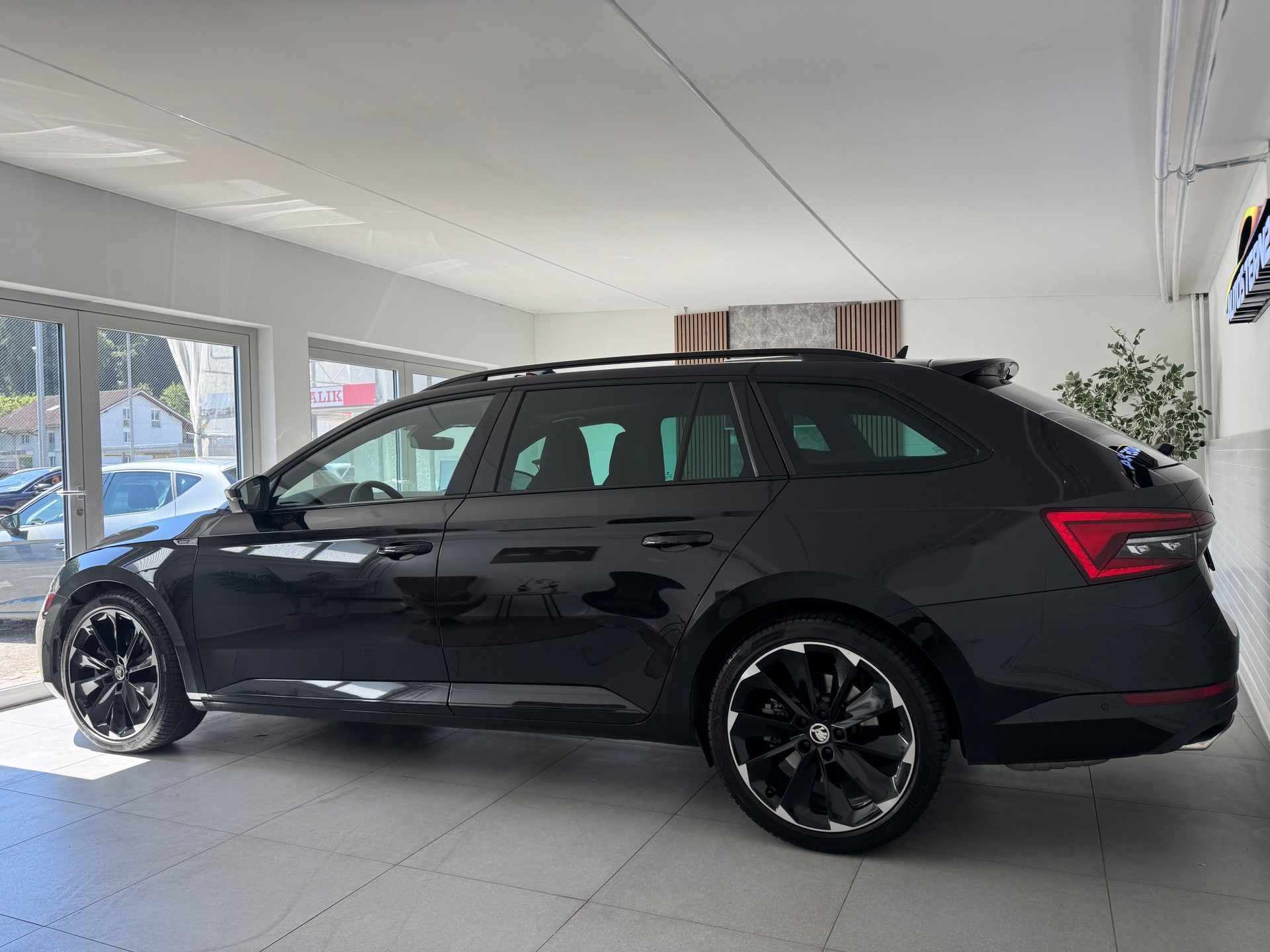 SKODA Superb Combi 2.0 TSI SportLine Plus 4x4 DSG *Panoramadach*CH Fahrzeug*AHK*Standheizung*-image-6