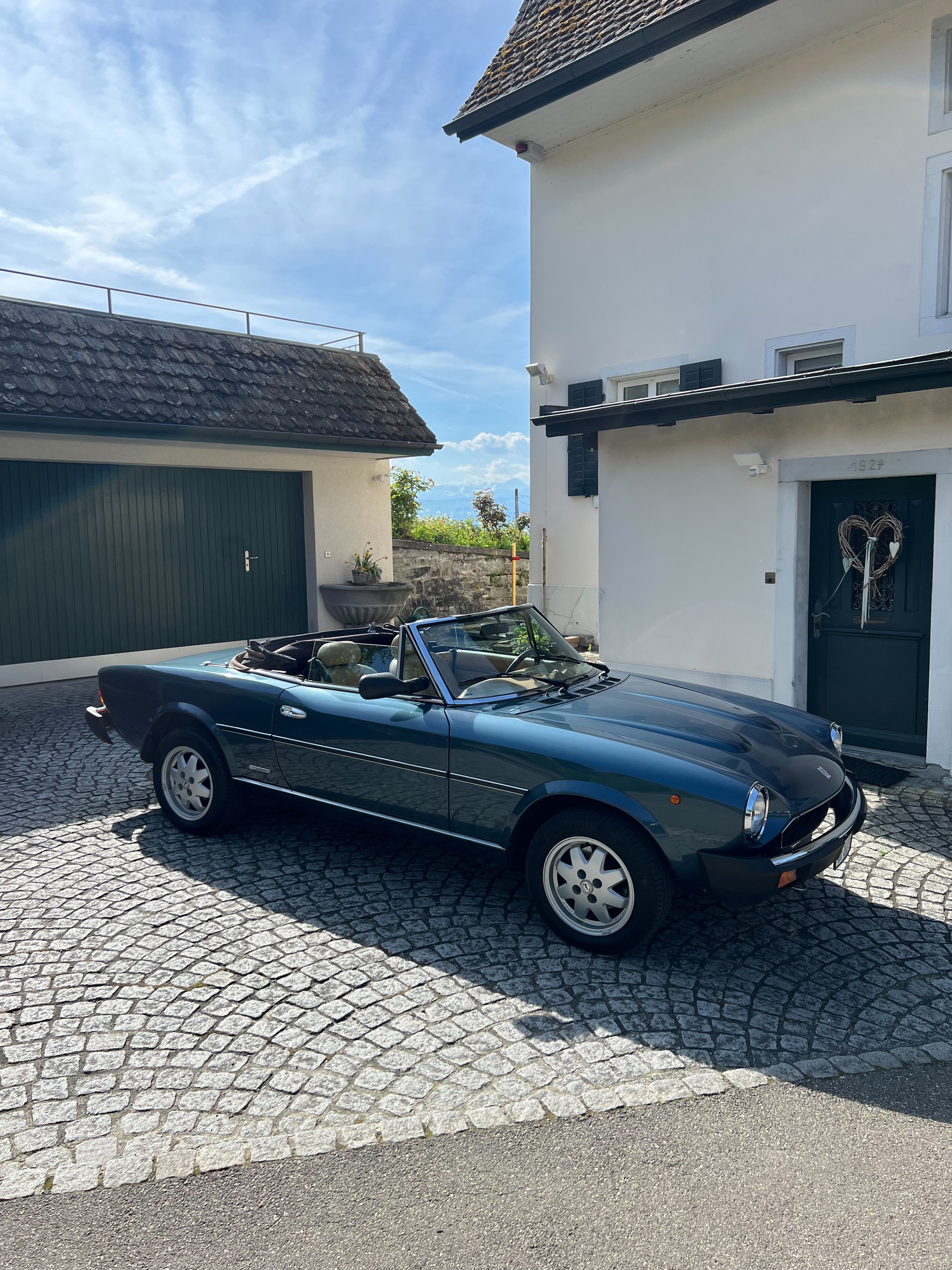 FIAT 124 Spider-image-1