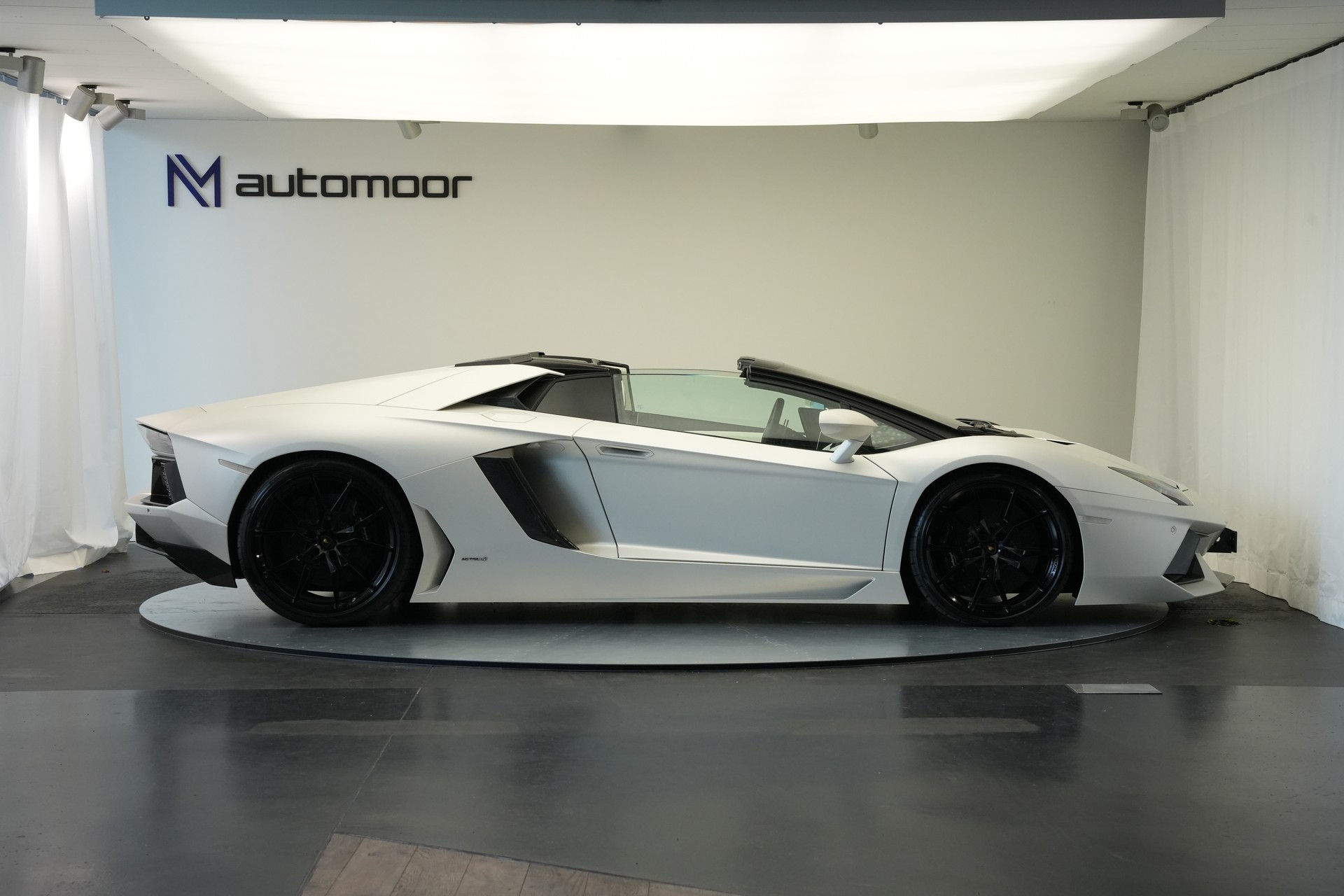LAMBORGHINI Aventador LP700-4 Roadster E-Gear *Unikat* *Novitec* *Mattlackierung*-showroom-element-3