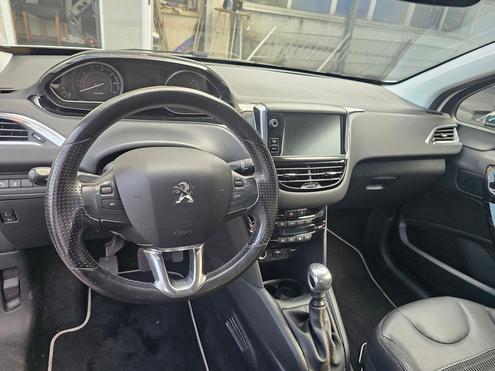 PEUGEOT 208 1.6 Turbo Allure-image-7