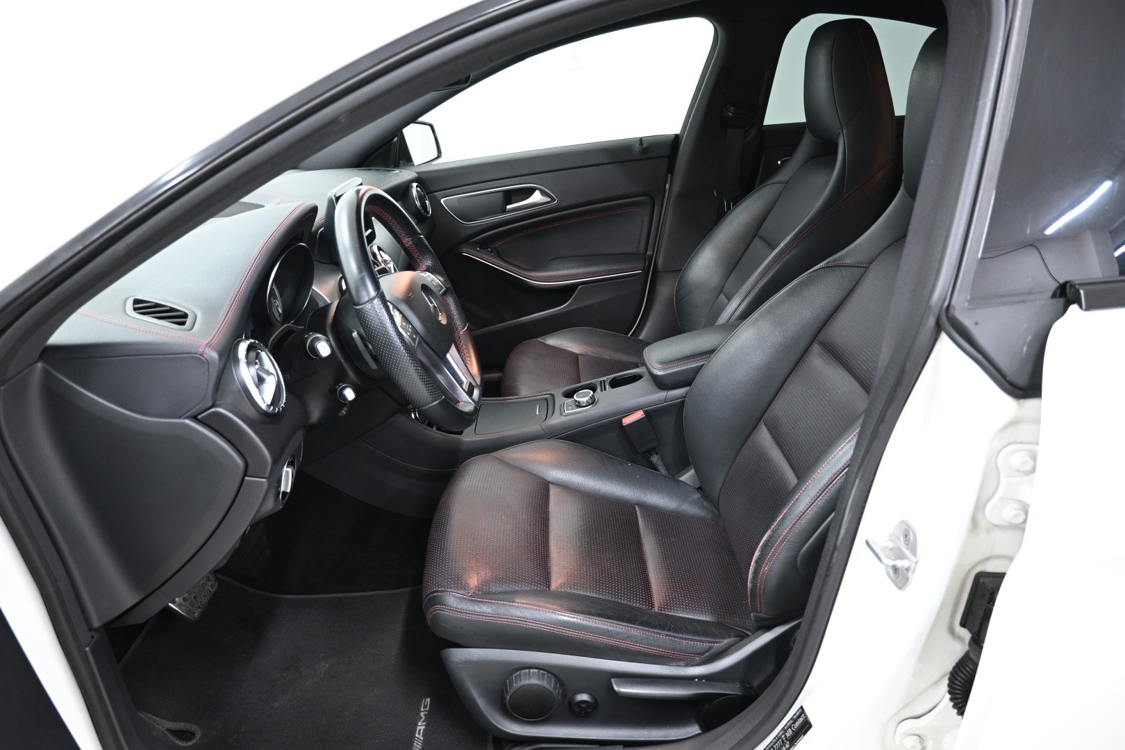 MERCEDES-BENZ CLA 200 AMG Line 7G-DCT-image-7