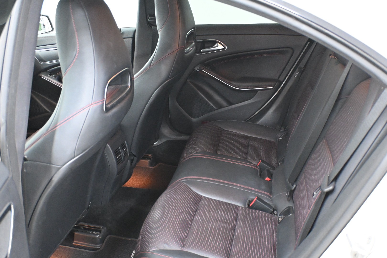 MERCEDES-BENZ CLA 200 AMG Line 7G-DCT-image-10