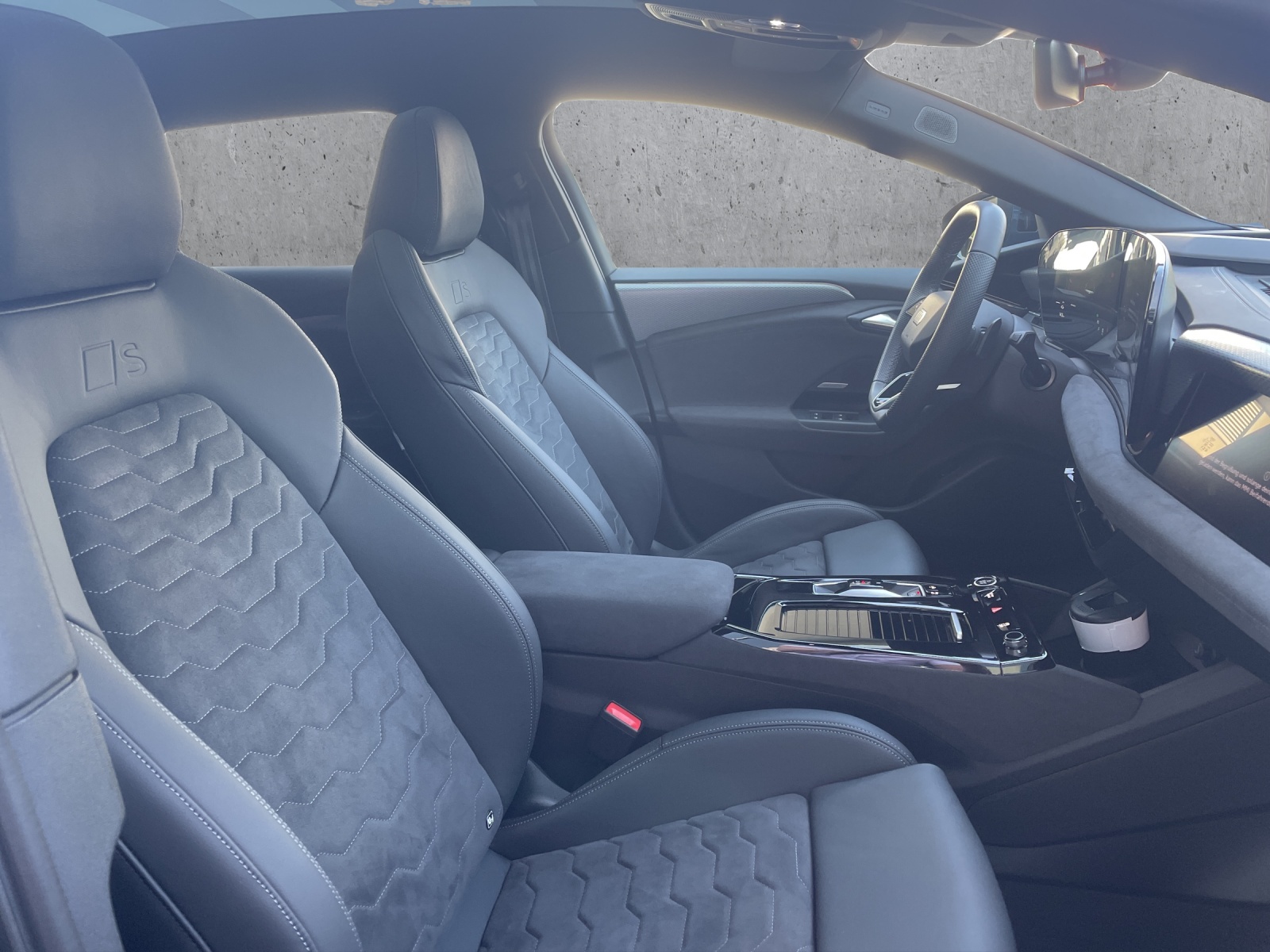 AUDI A6 Avant e-tron quattro-image-8
