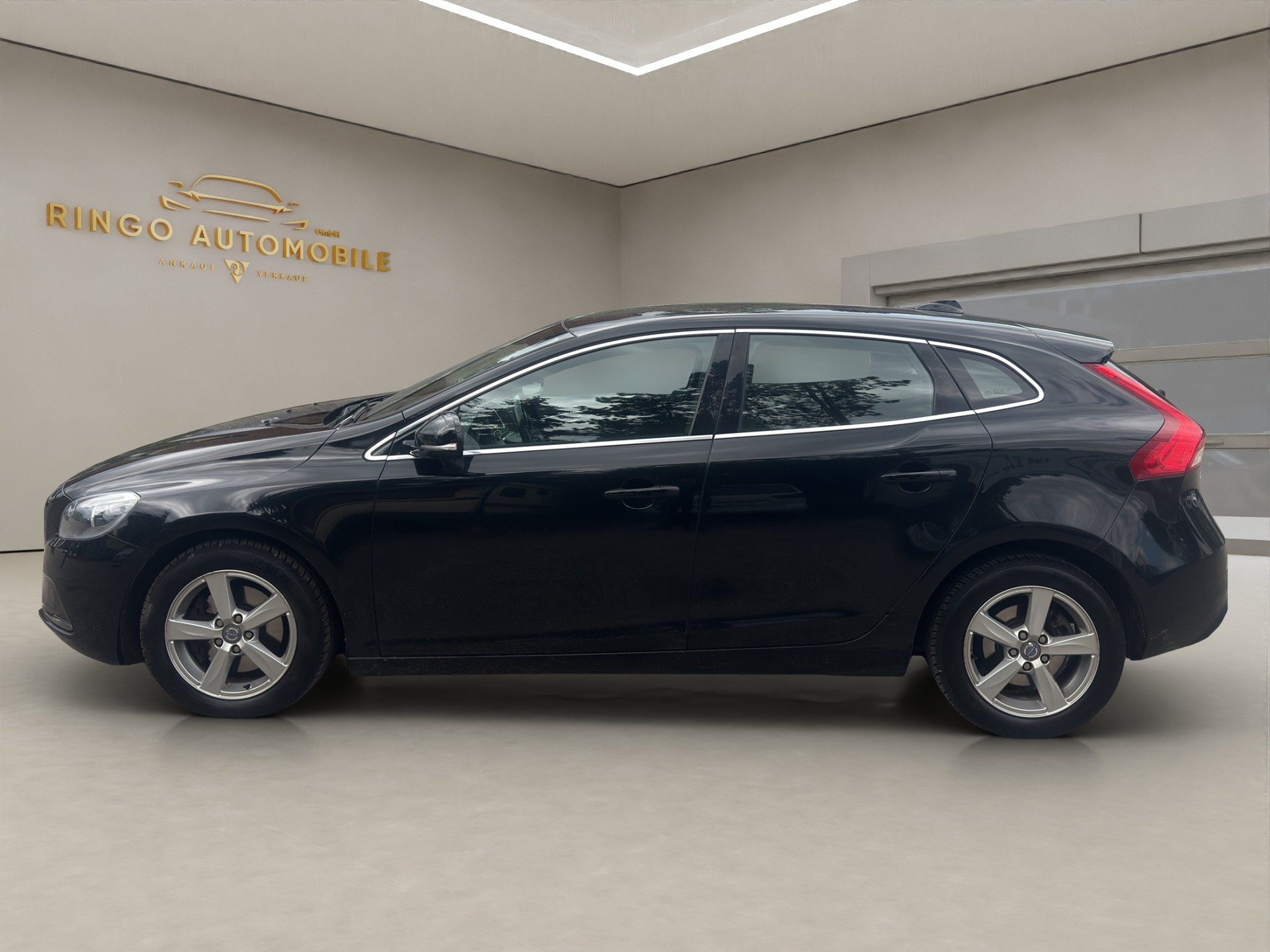 VOLVO V40 D3 Momentum Geartronic-showroom-element-3