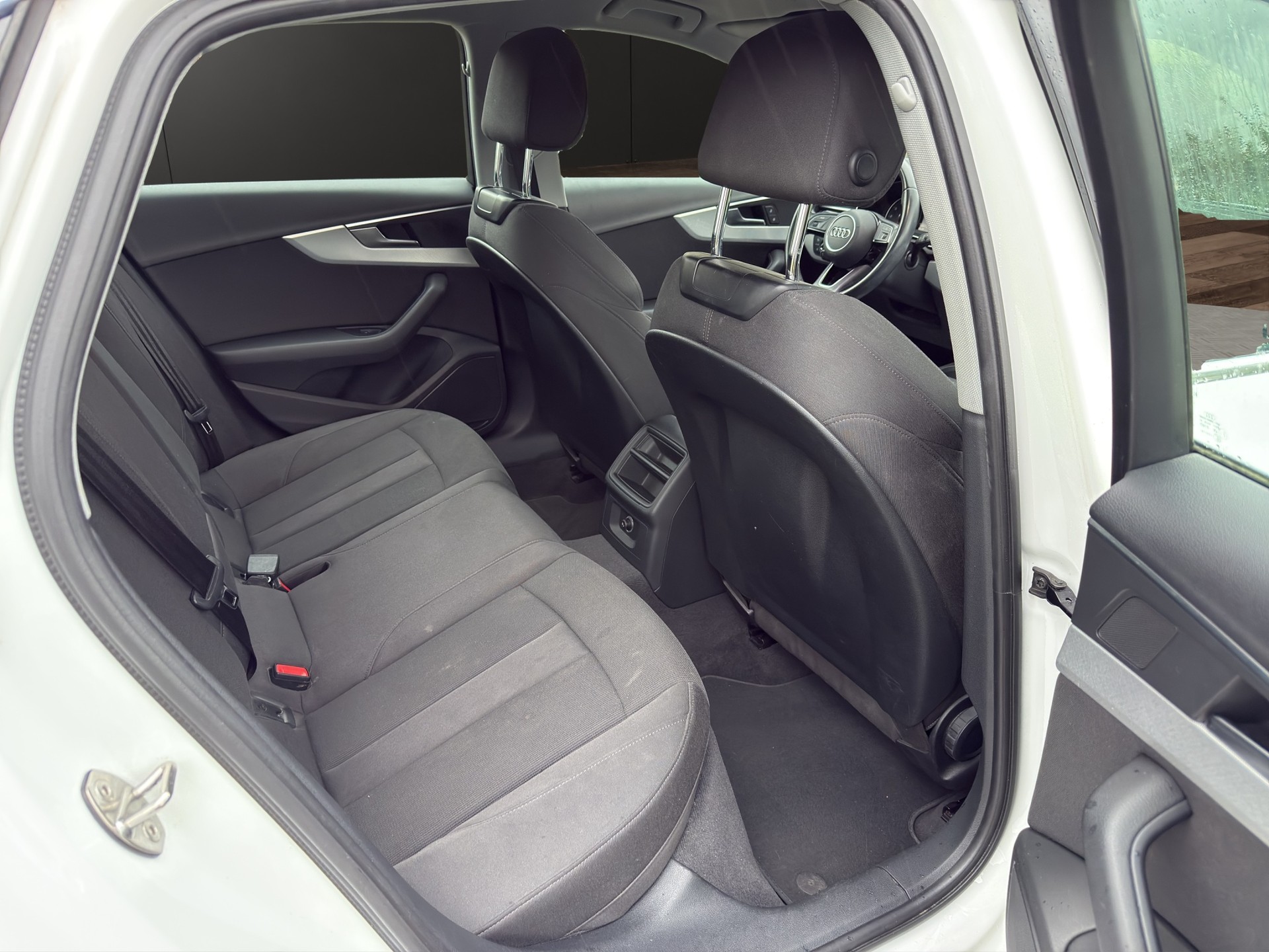 AUDI A4 Limousine 2.0 TFSI Sport S-tronic-image-13
