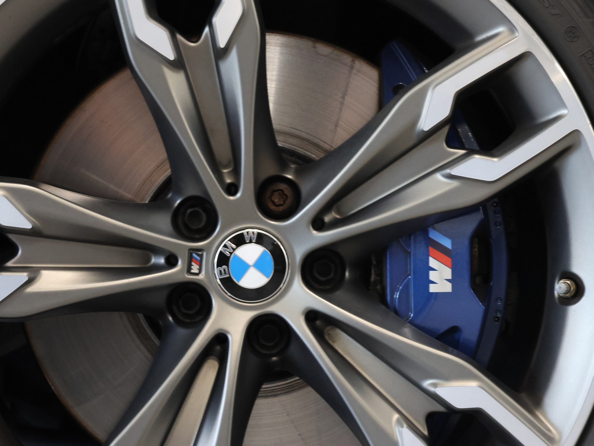 BMW M550d xDrive Touring Steptronic-image-12