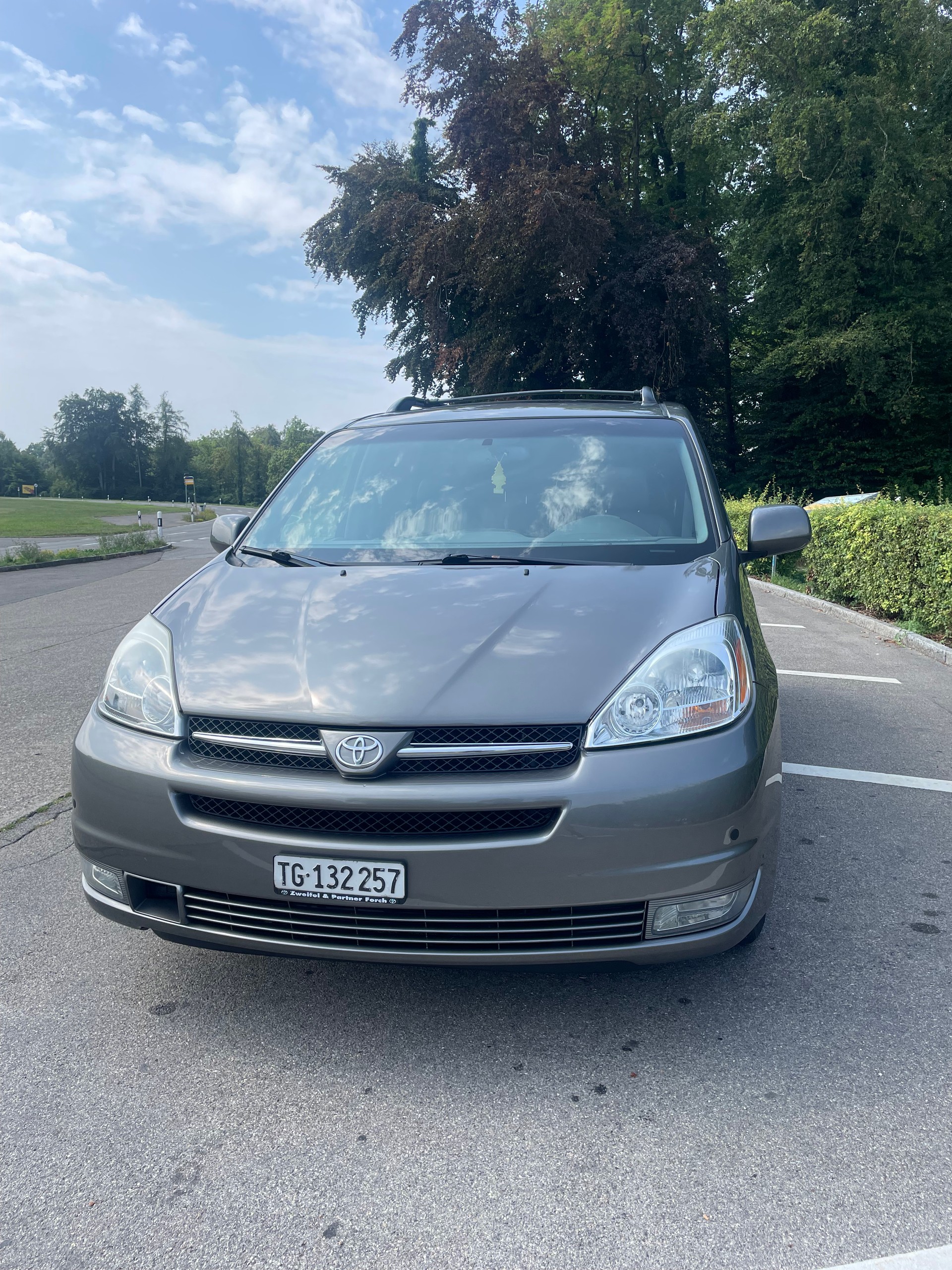 TOYOTA XLE Limited-image-2