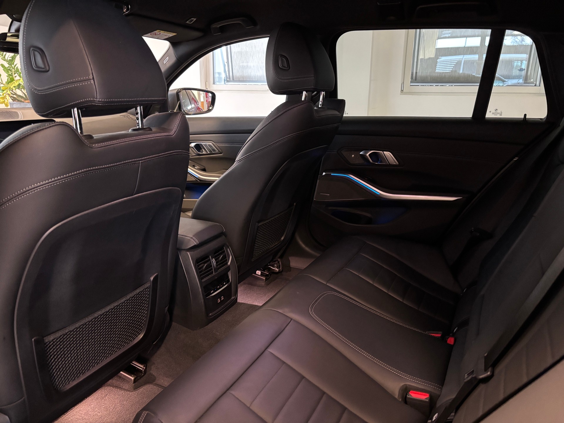 BMW 330e x DriveTouring M Sport Steptronic-image-11