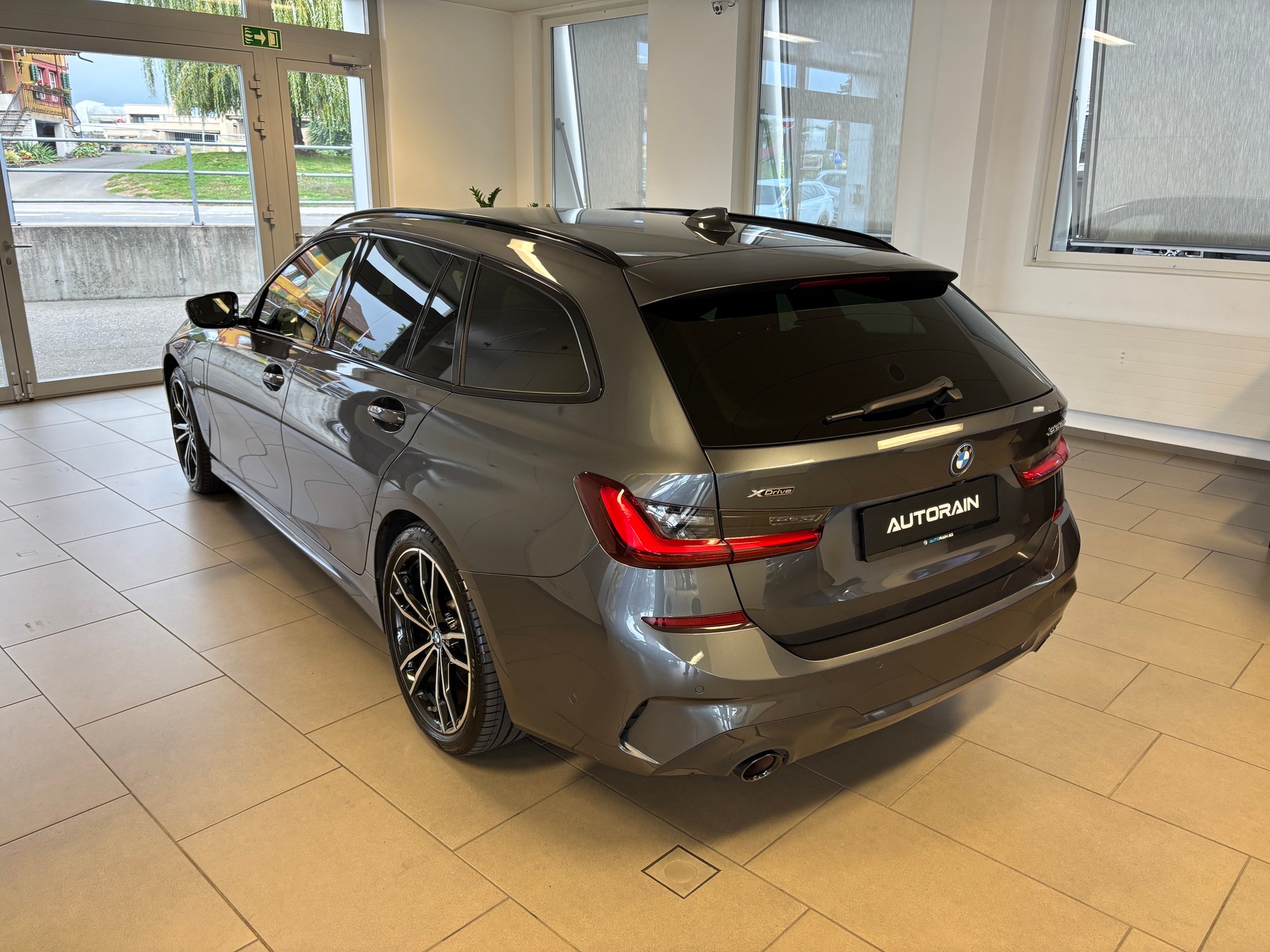 BMW 330e x DriveTouring M Sport Steptronic-showroom-element-3