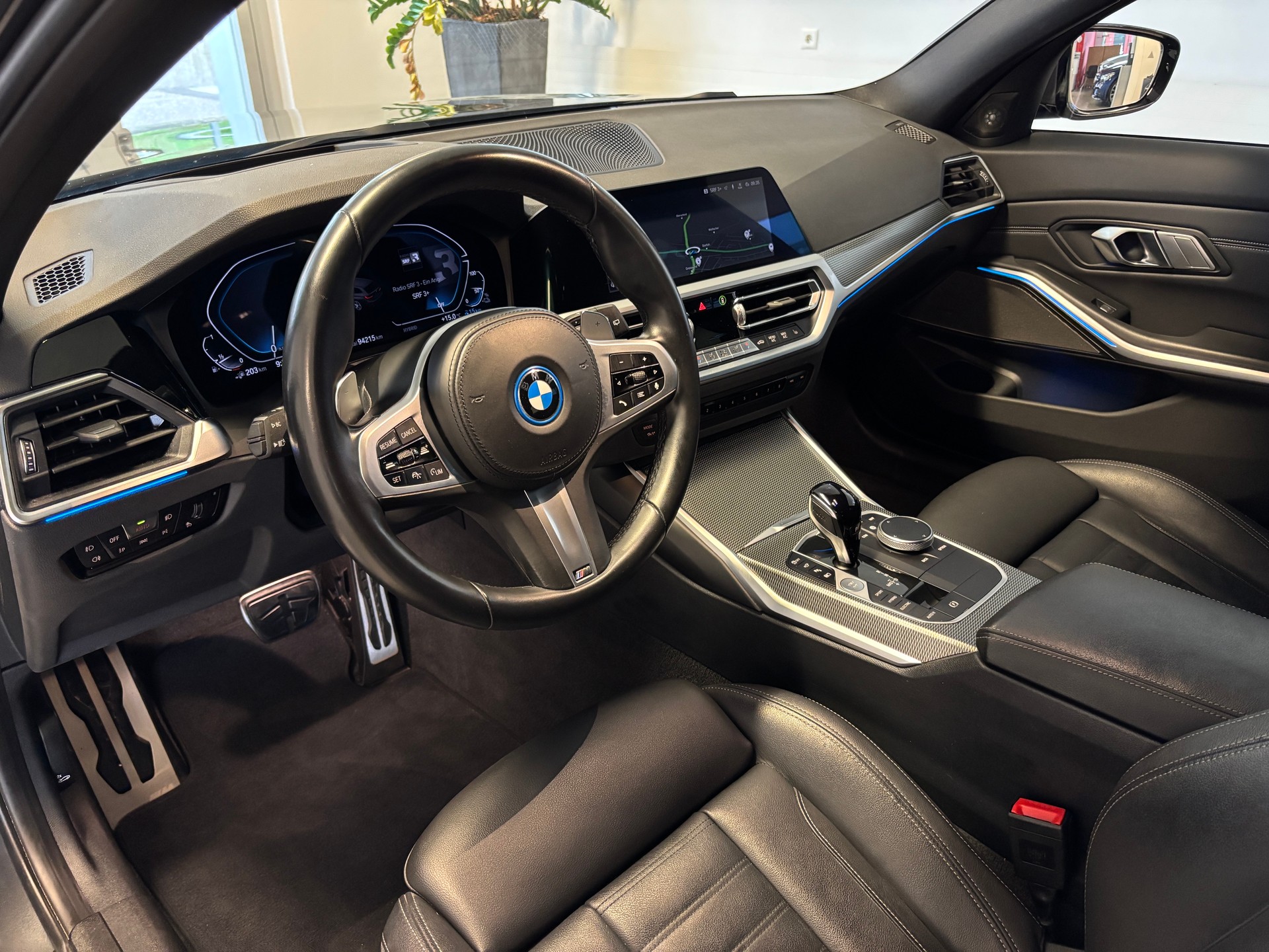 BMW 330e x DriveTouring M Sport Steptronic-image-5