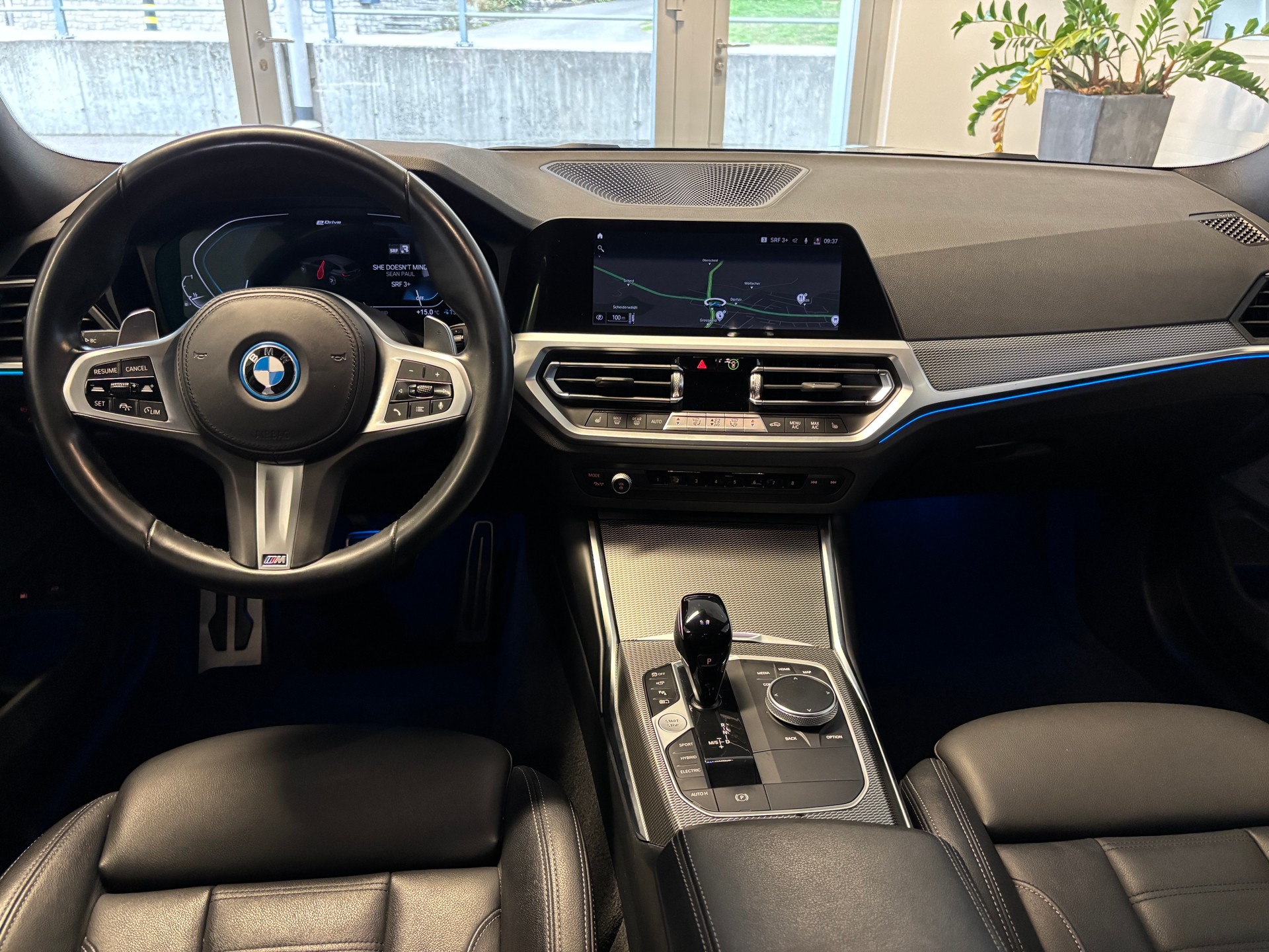 BMW 330e x DriveTouring M Sport Steptronic-image-12
