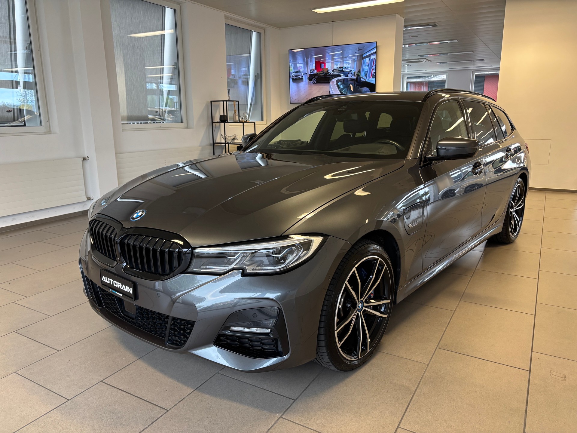 BMW 330e x DriveTouring M Sport Steptronic-image-4