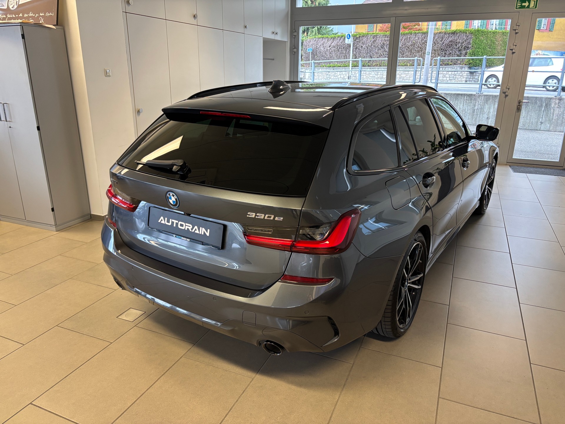 BMW 330e x DriveTouring M Sport Steptronic-showroom-element-2