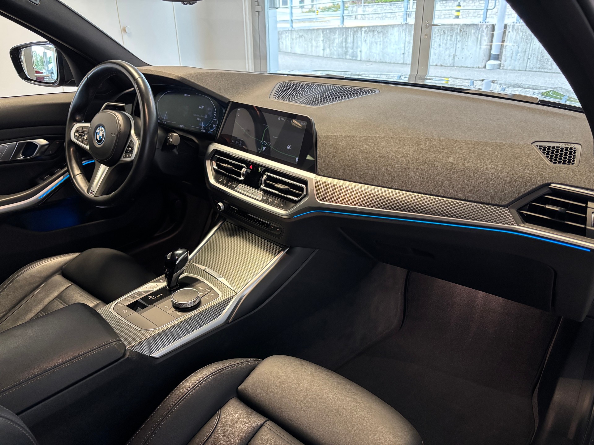 BMW 330e x DriveTouring M Sport Steptronic-image-7