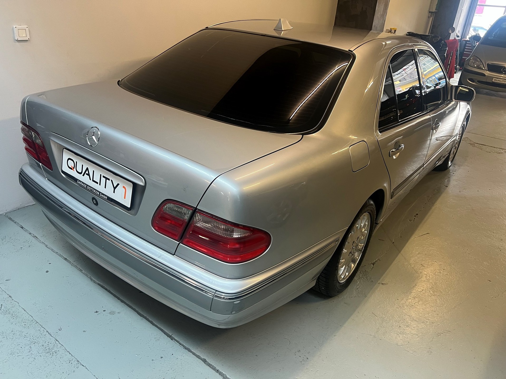 MERCEDES-BENZ E 320-image-2