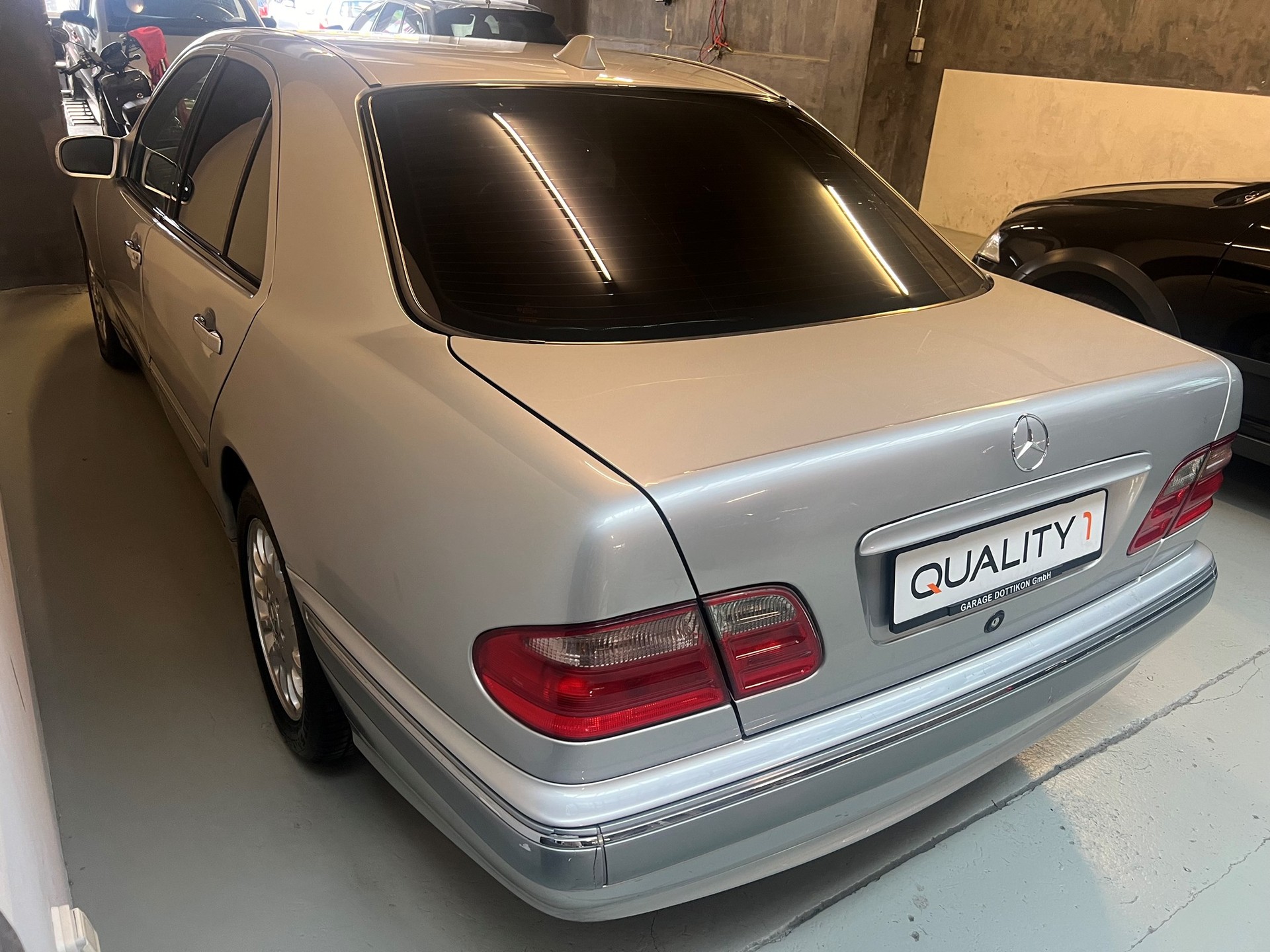 MERCEDES-BENZ E 320-image-3