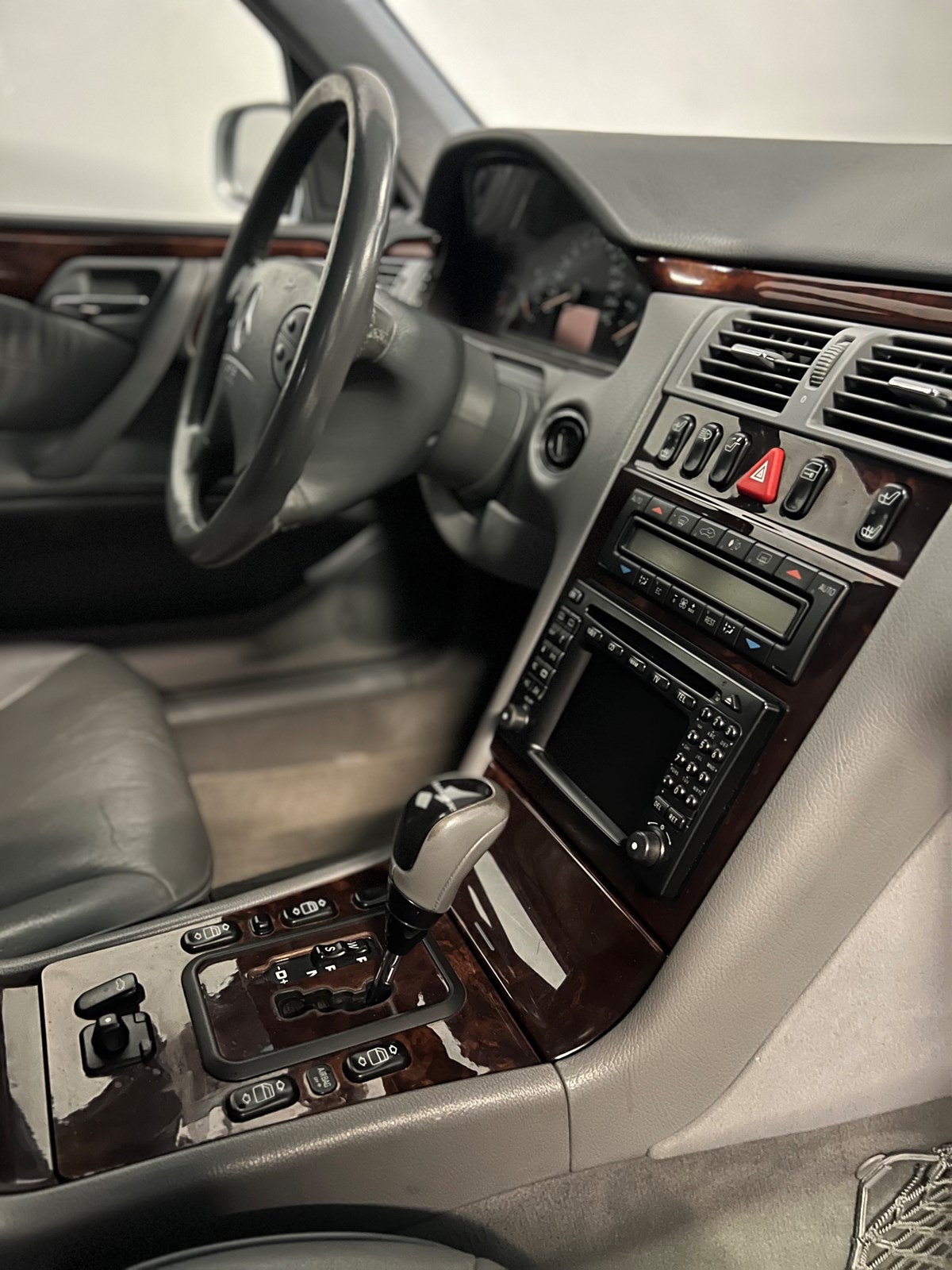MERCEDES-BENZ E 320-image-4