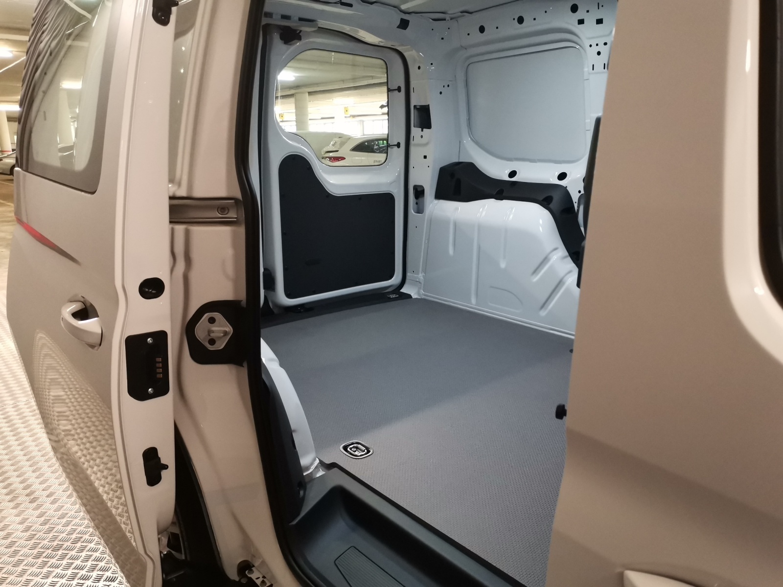 VW Caddy Kaw. 1.5 TSI eHybrid Entry DSG-image-11
